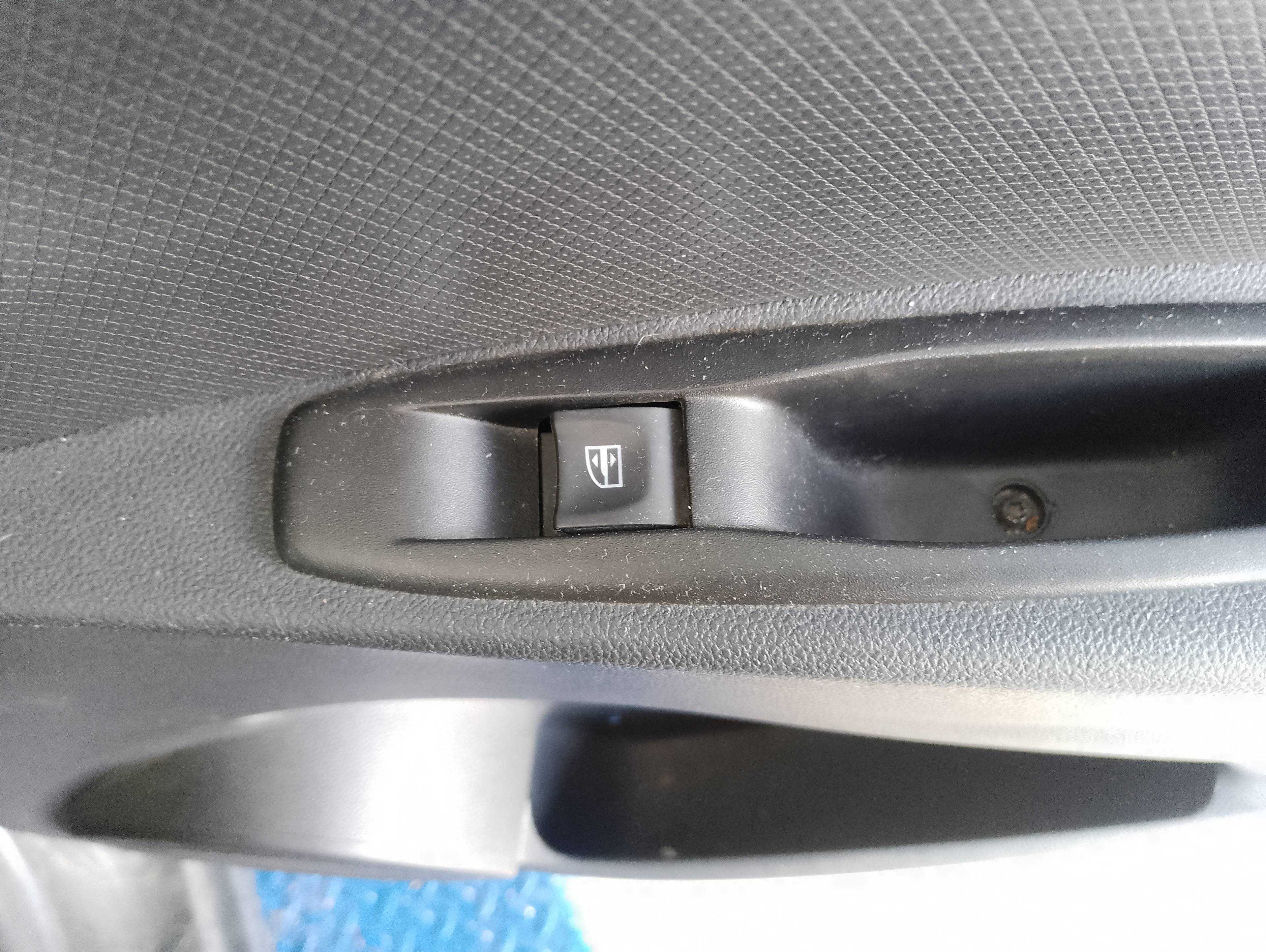 Recambio de mando elevalunas trasero derecho para renault clio iv 1.0 tce referencia OEM IAM   
