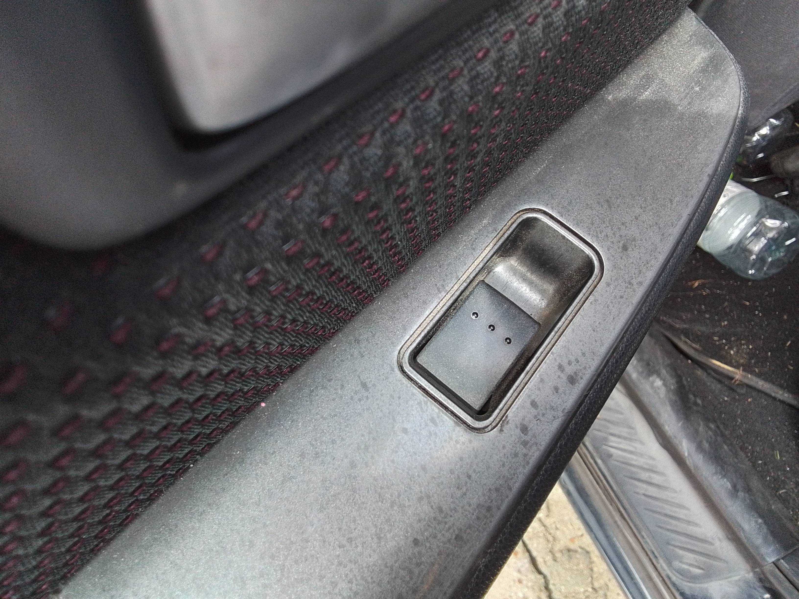 Recambio de mando elevalunas trasero izquierdo para mazda 3 berlina (bk) 1.6 vvt active referencia OEM IAM   
