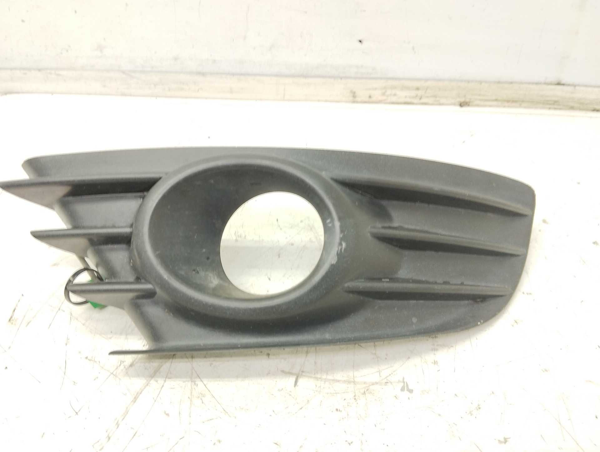 Recambio de moldura antiniebla izquierda para citroën c4 berlina collection referencia OEM IAM 20100626  