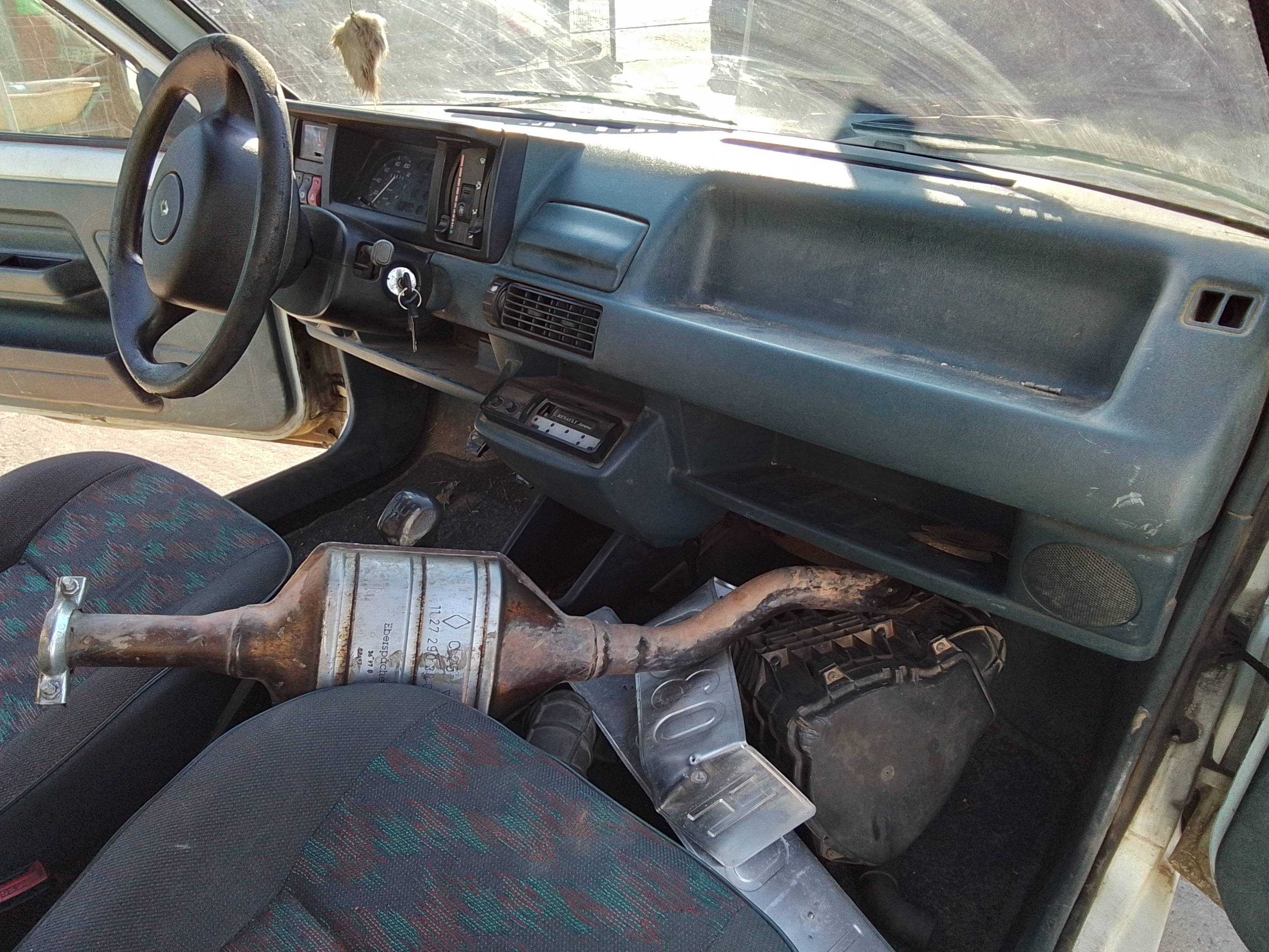 Recambio de salpicadero para renault express 1.9 d referencia OEM IAM   