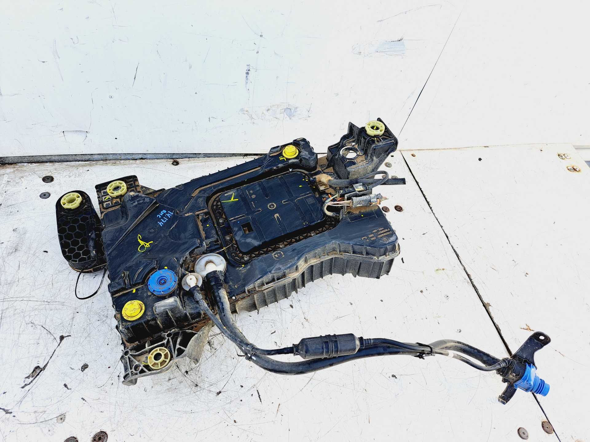 Recambio de deposito adblue para peugeot 3008 active referencia OEM IAM P1002559  P1001677