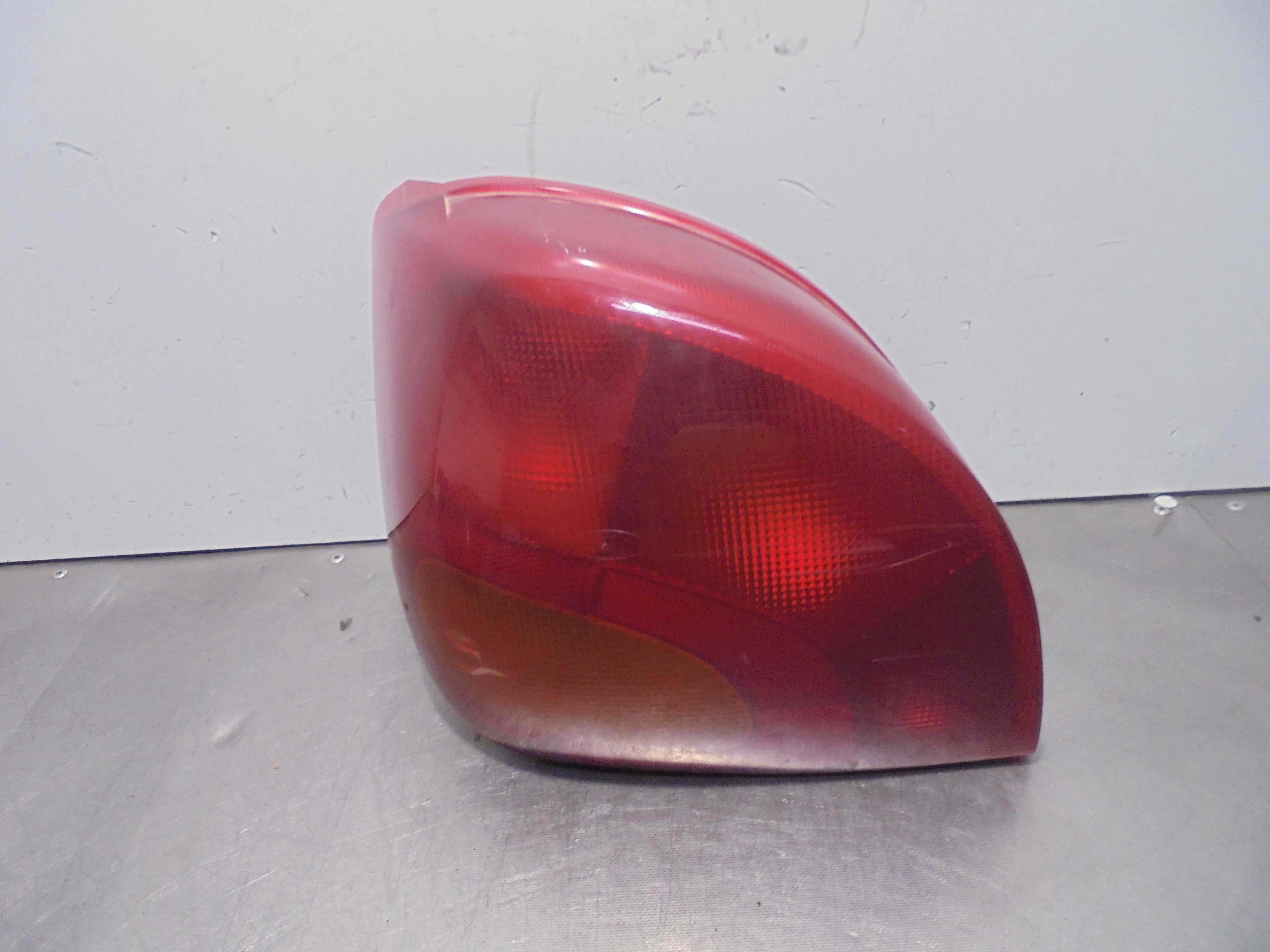Recambio de piloto trasero derecho para ford fiesta berlina básico referencia OEM IAM 96FG13N004BB  