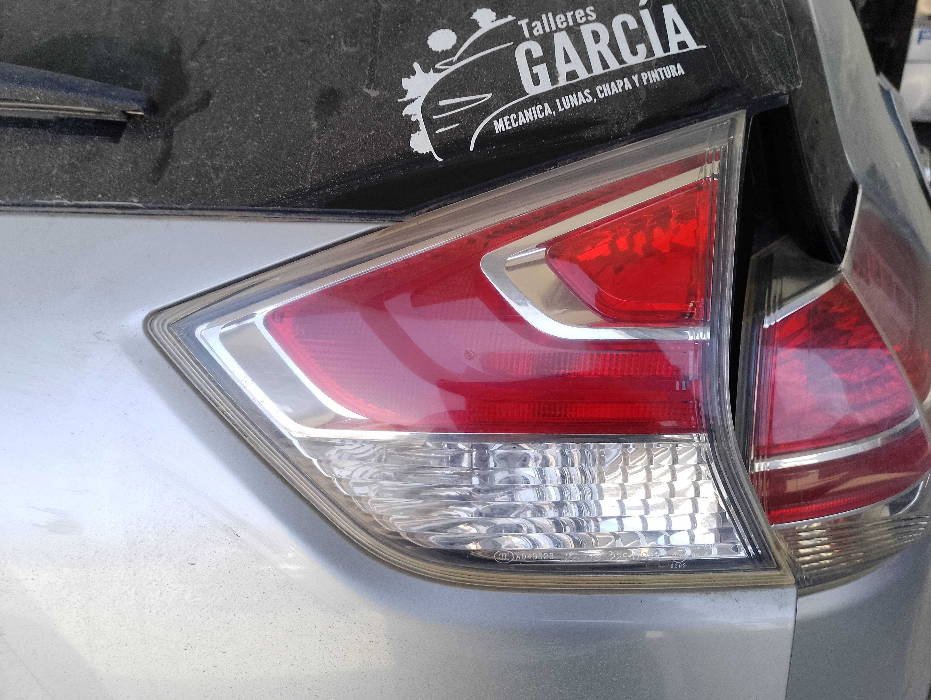 Recambio de piloto porton trasero derecho para nissan x-trail (t32) 360 referencia OEM IAM 22617939 A049628 