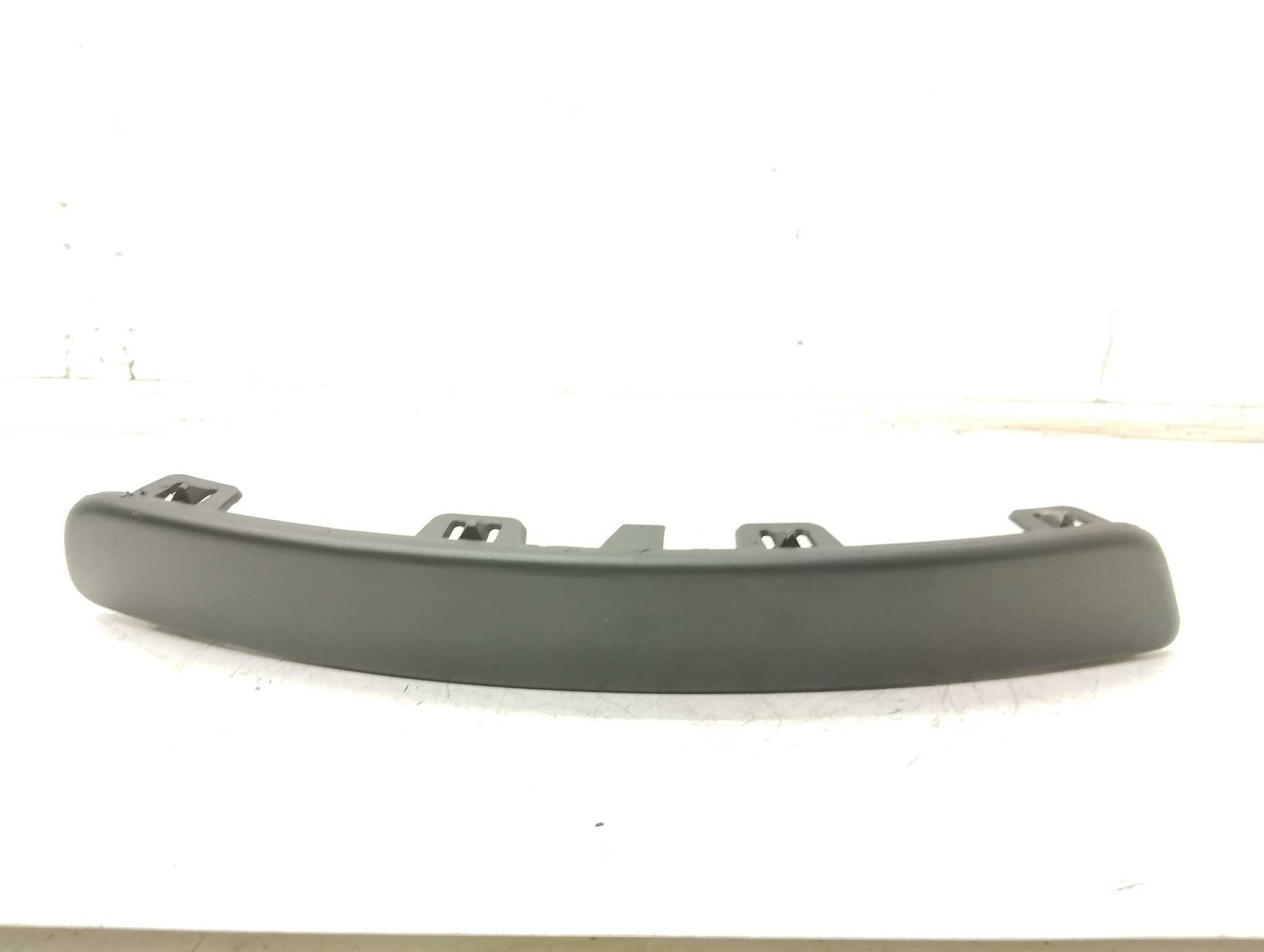 Recambio de embellecedor paragolpes delantero derecho para citroën c4 berlina exclusive referencia OEM IAM 9684521777  