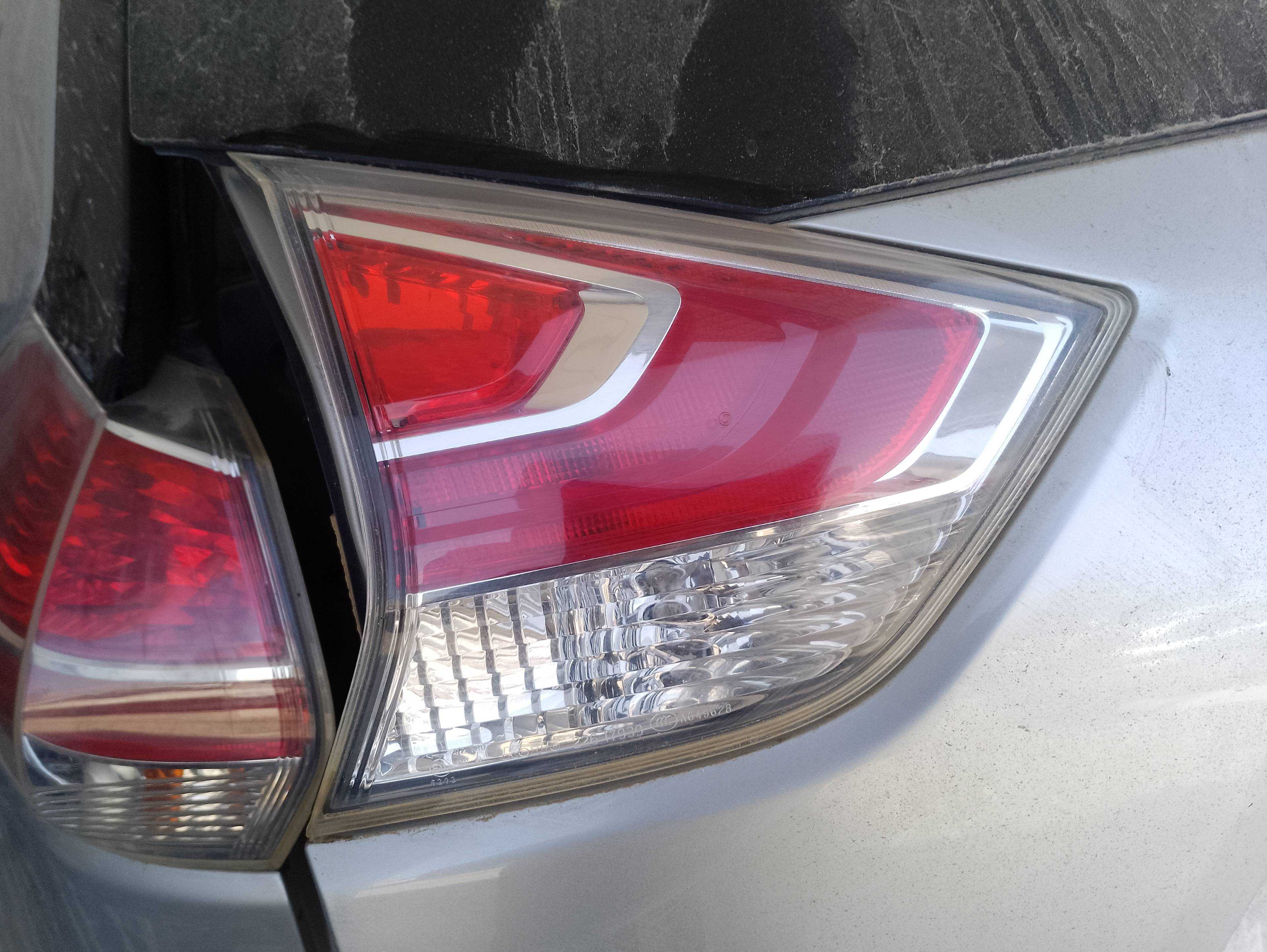 Recambio de piloto porton trasero izquierdo para nissan x-trail (t32) 360 referencia OEM IAM 22617939 A049628 