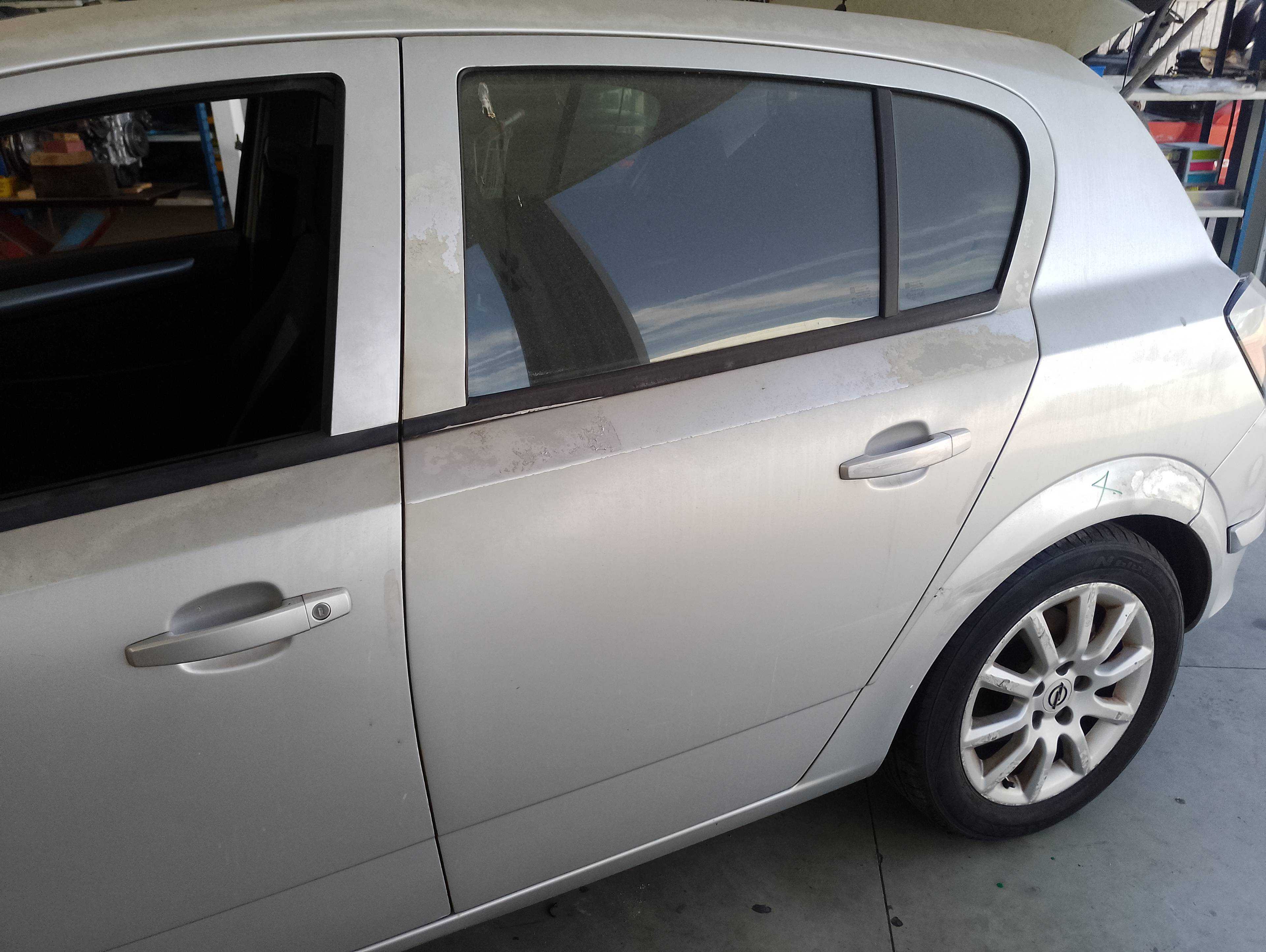 Recambio de puerta trasera izquierda para opel astra h berlina elegance referencia OEM IAM   