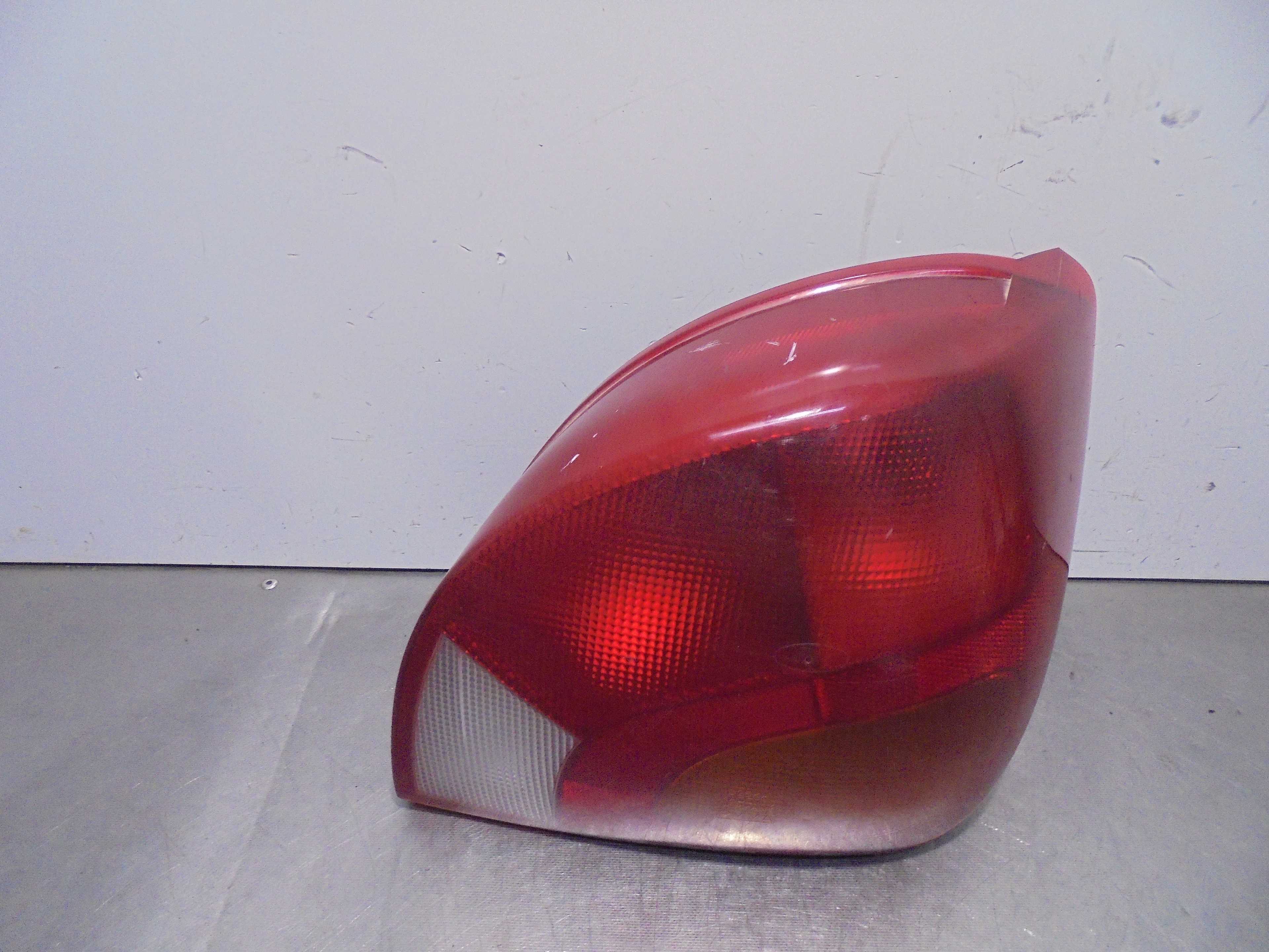 Recambio de piloto trasero izquierdo para ford fiesta berlina básico referencia OEM IAM 96FG13N004AA  