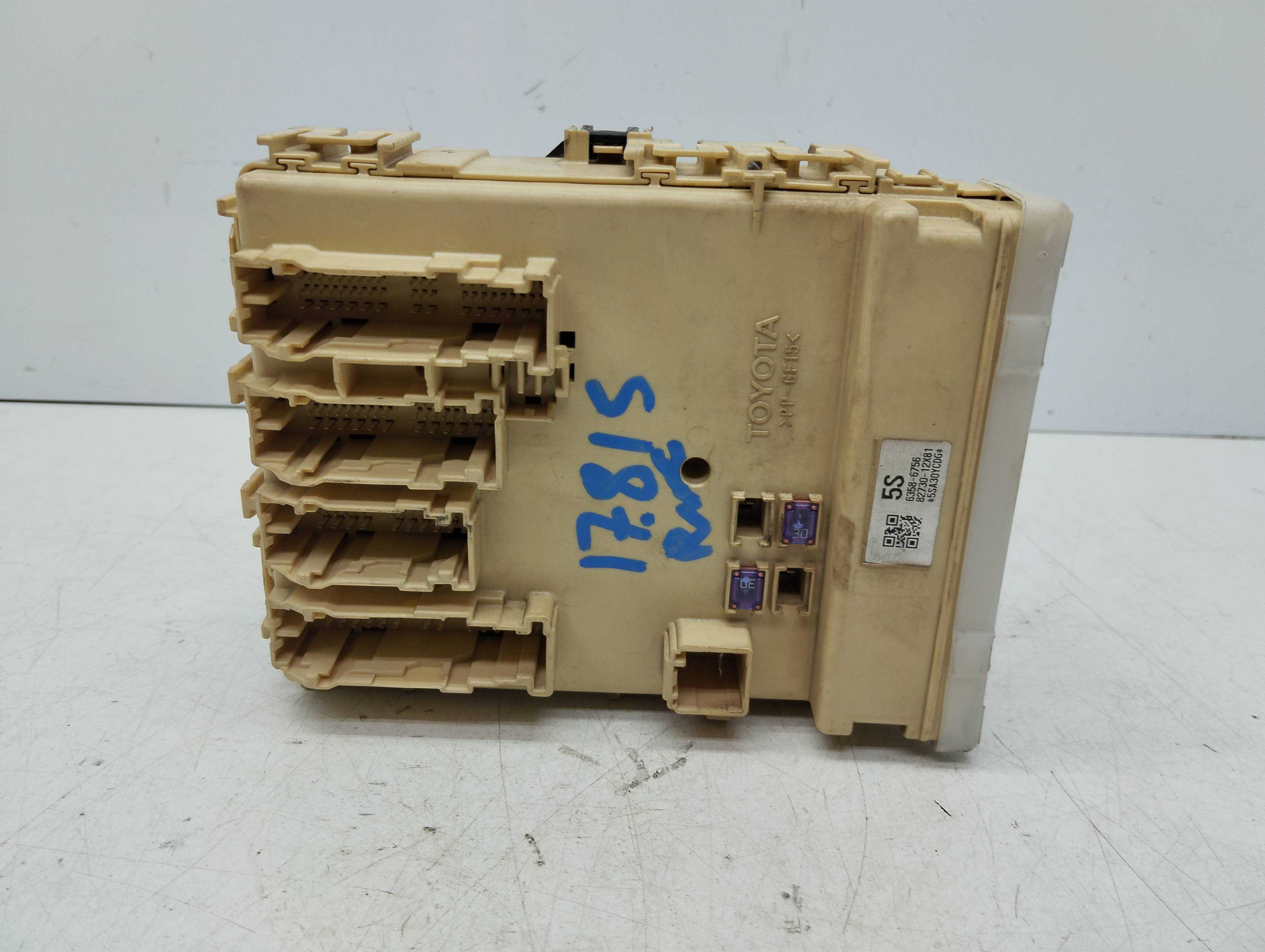 Recambio de caja reles / fusibles para toyota auris 1.8 16v (híbrido) referencia OEM IAM 8922102480 50122230 