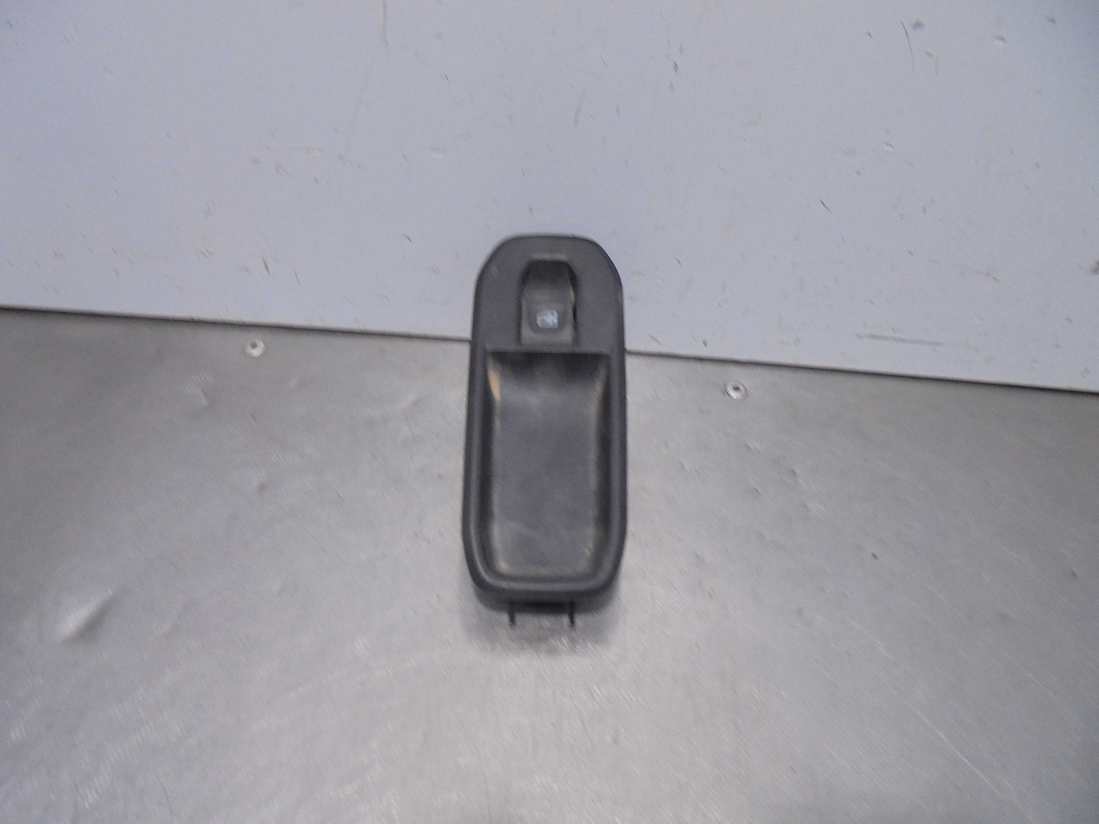 Recambio de mando elevalunas delantero derecho para renault express referencia OEM IAM 809609000R  