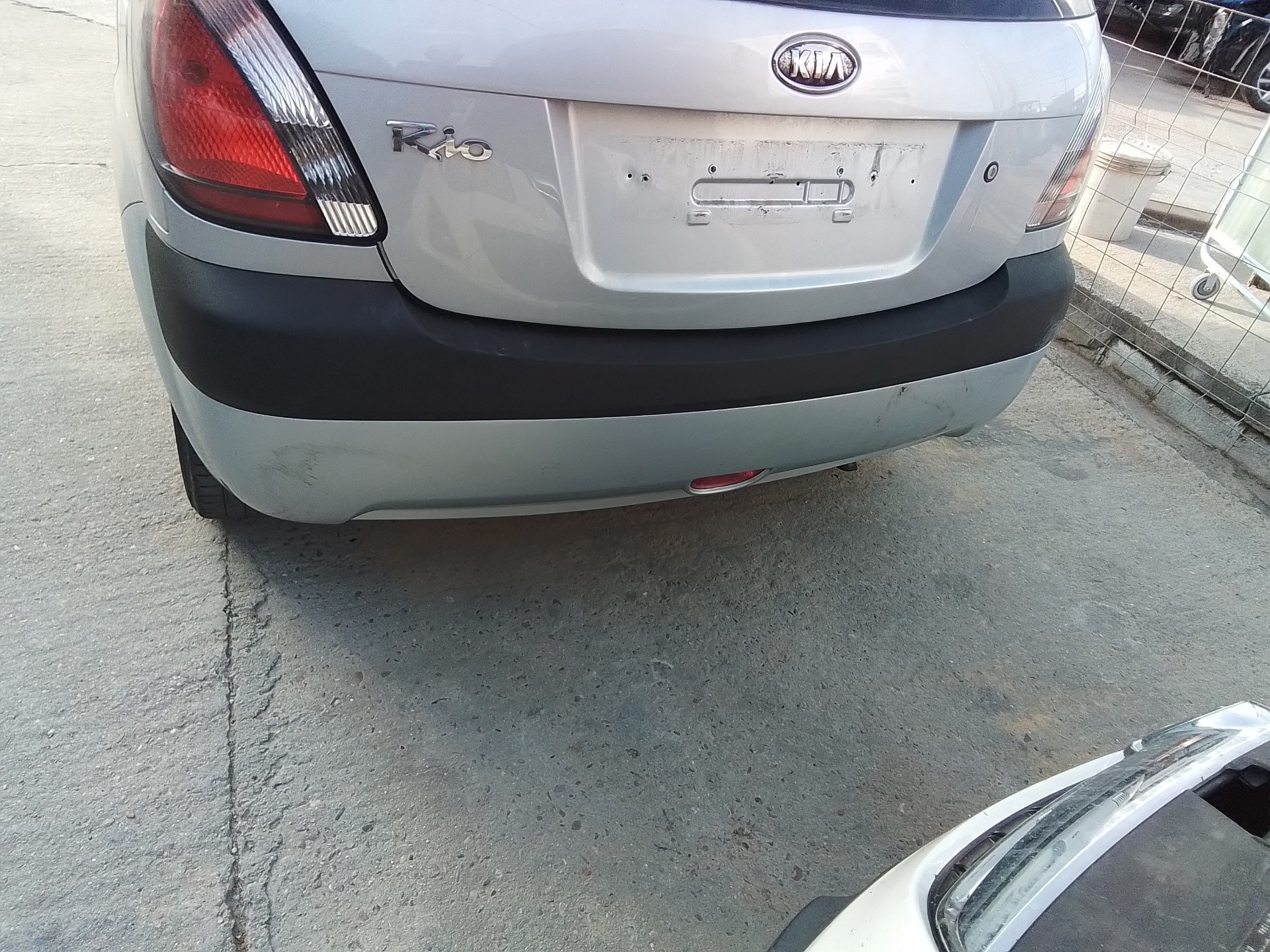 Recambio de paragolpes trasero para kia rio 1.4 cat referencia OEM IAM   