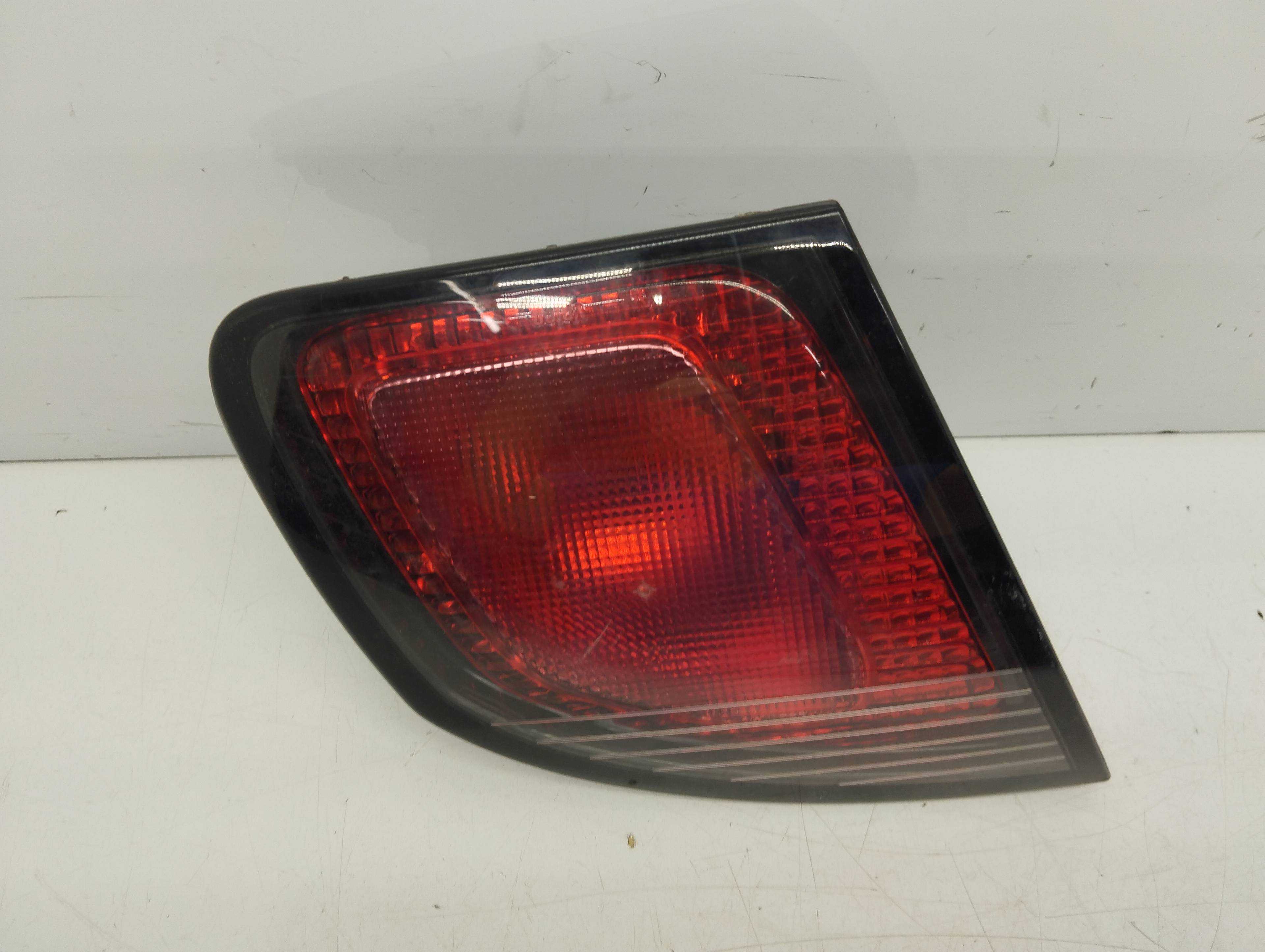 Recambio de piloto porton trasero izquierdo para nissan primera berlina (p11) 2.0 navigation referencia OEM IAM 89020318 265559F
