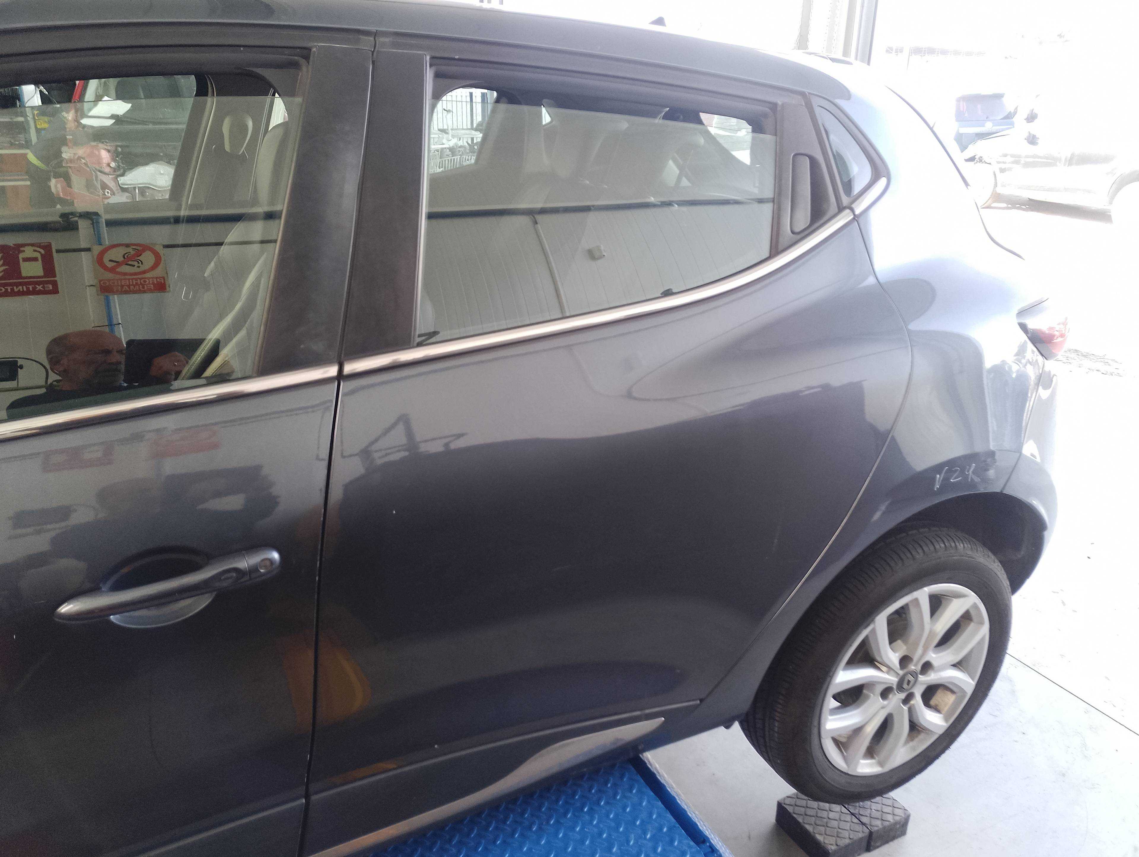Recambio de puerta trasera izquierda para renault clio iv 1.0 tce referencia OEM IAM   