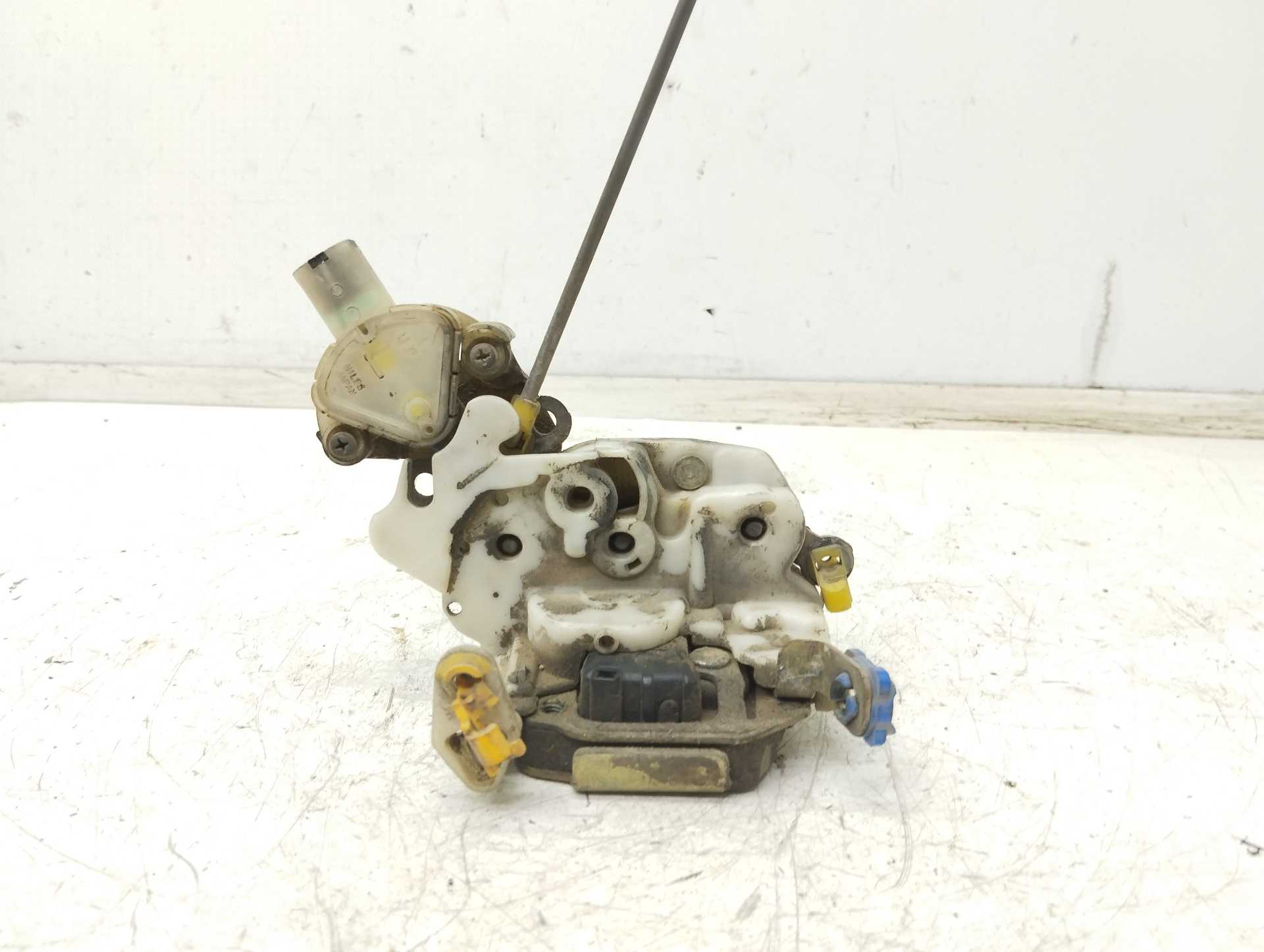Recambio de cerradura puerta trasera izquierda para nissan terrano/terrano.ii (r20) 2.7 turbodiesel referencia OEM IAM  825037F6