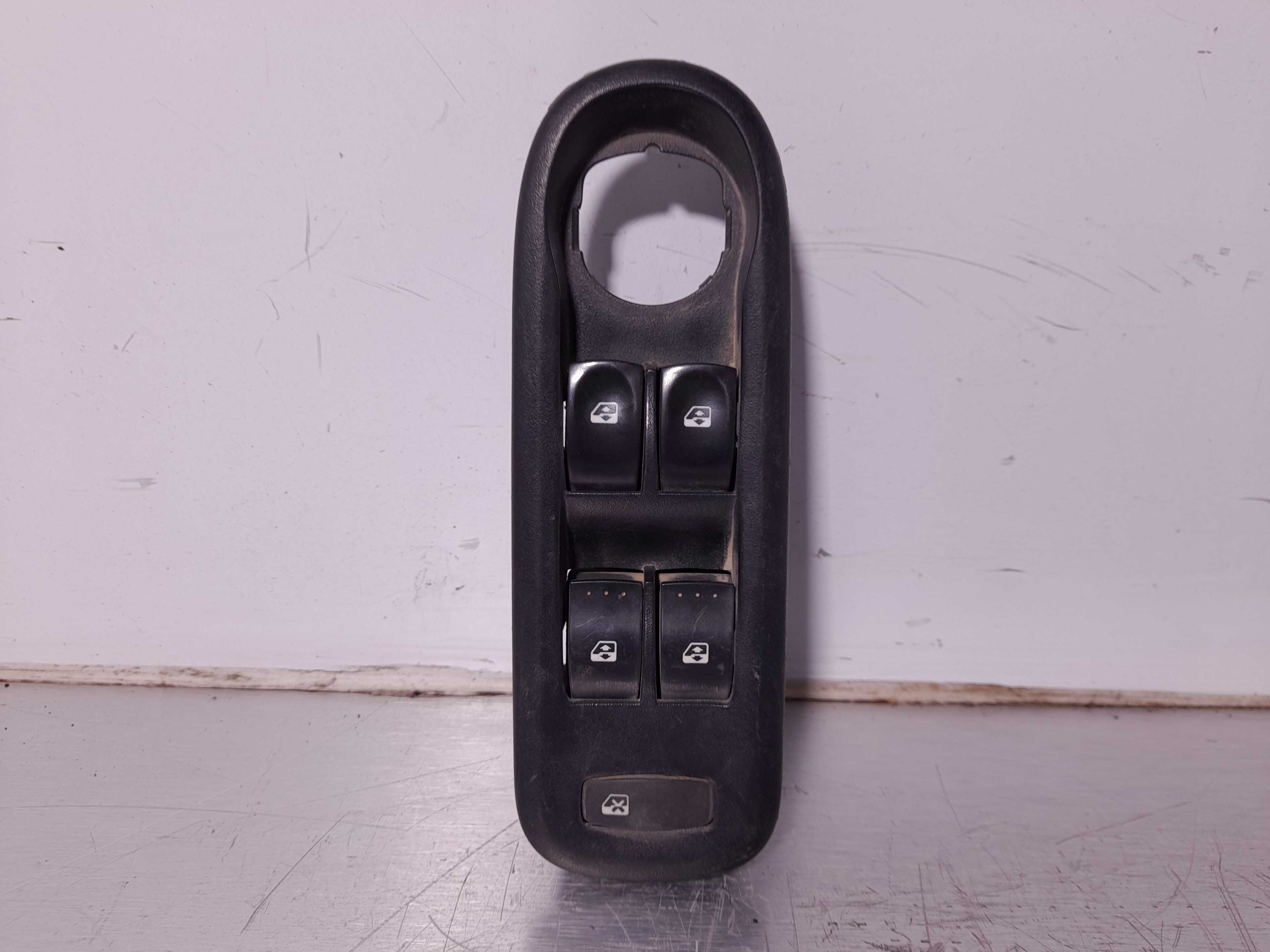 Recambio de mando elevalunas delantero izquierdo para renault kangoo 1.5 dci diesel cat referencia OEM IAM   