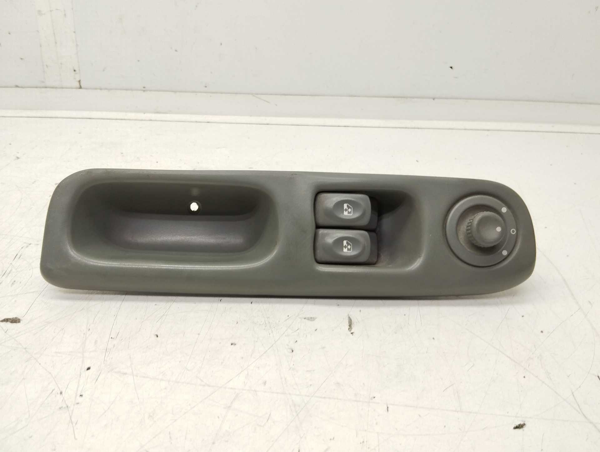 Recambio de mando elevalunas delantero izquierdo para renault twingo (co6) 1.2 alize referencia OEM IAM 7700832376G  