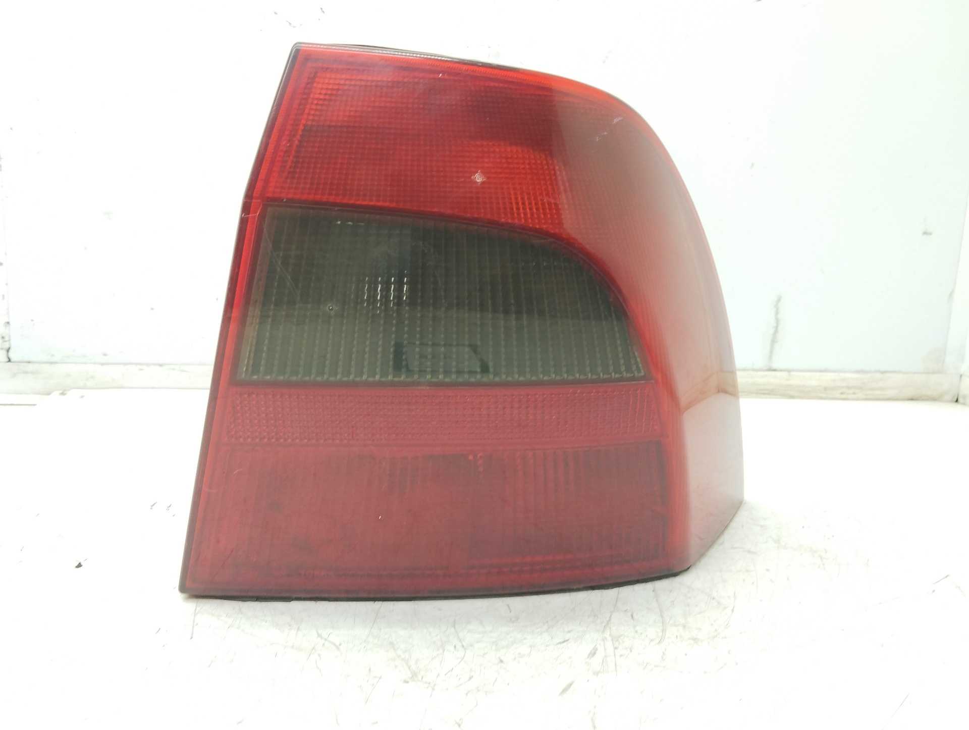 Recambio de piloto trasero derecho para opel vectra b berlina básico (1999) referencia OEM IAM 62145  
