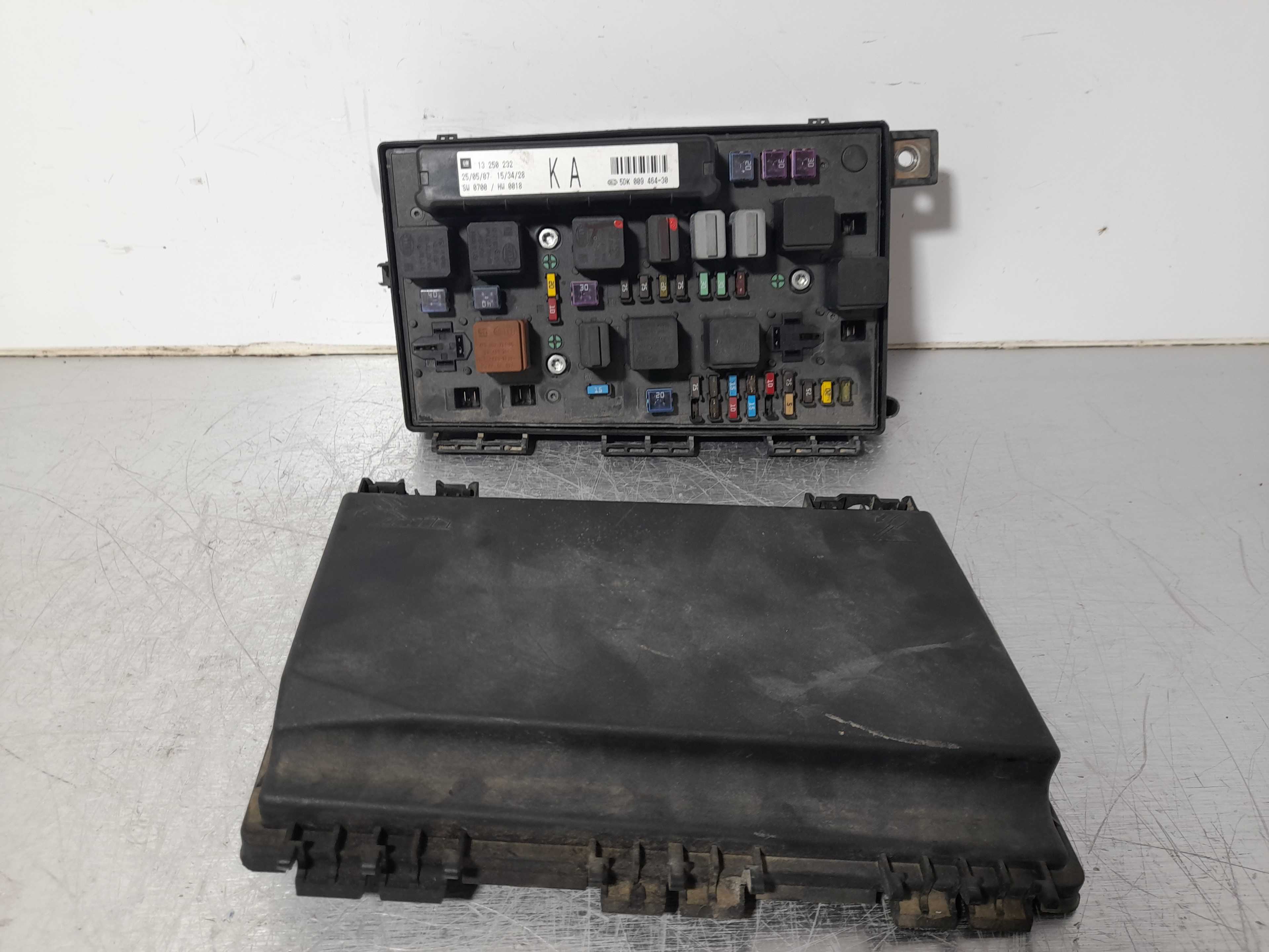 Recambio de caja reles / fusibles para opel astra gtc cosmo referencia OEM IAM 5DK00946430 13250232 