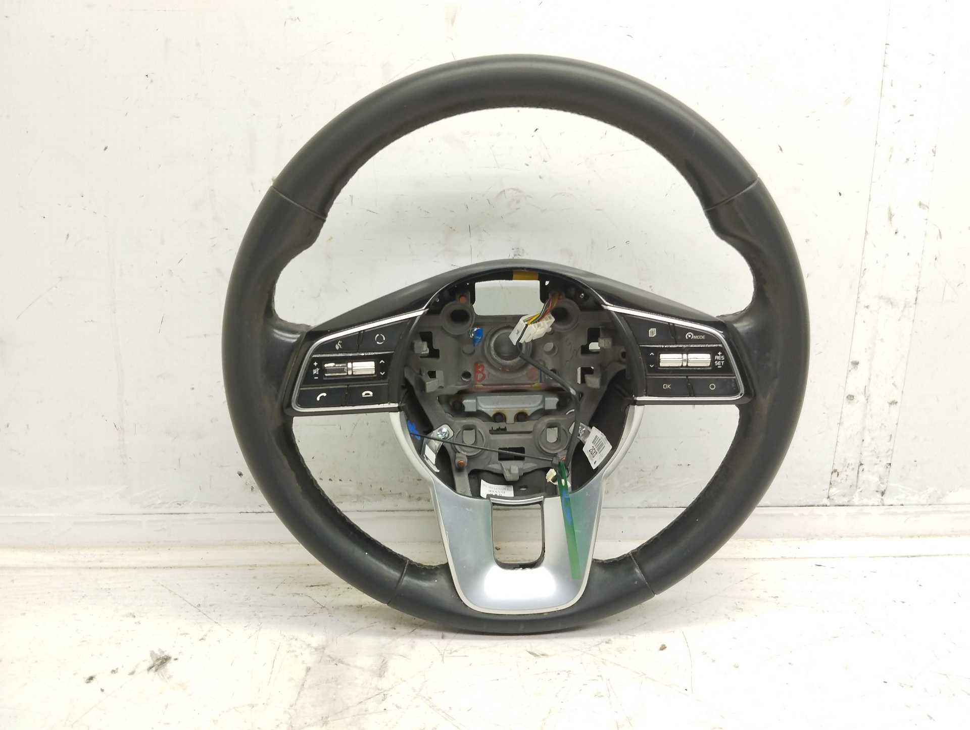 Recambio de volante para kia sportage business 2wd referencia OEM IAM 56110F1GX0SA1  