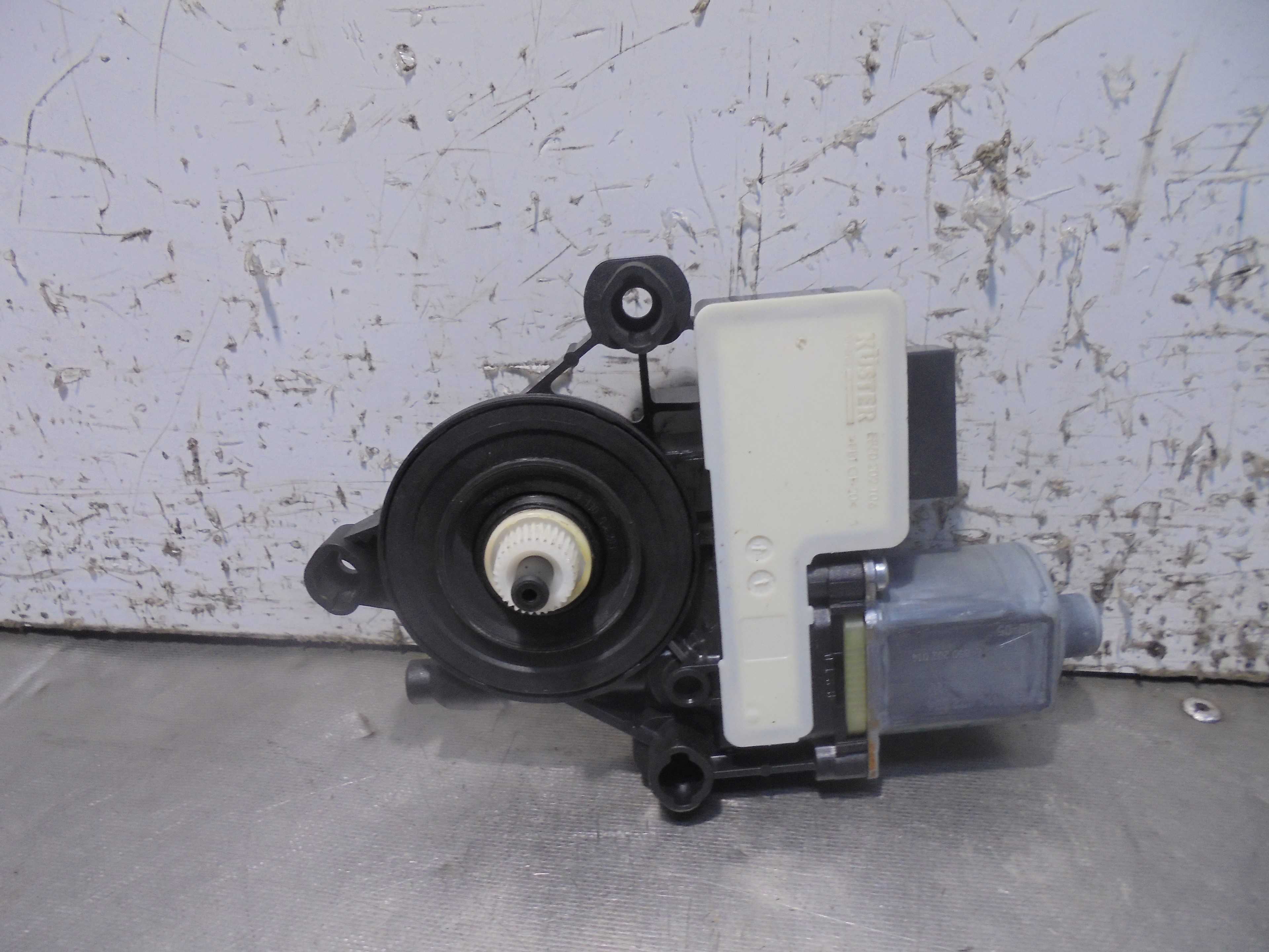 Recambio de motor elevalunas trasero derecho para volkswagen t-cross advance referencia OEM IAM 5Q0959408 BOSCH 
