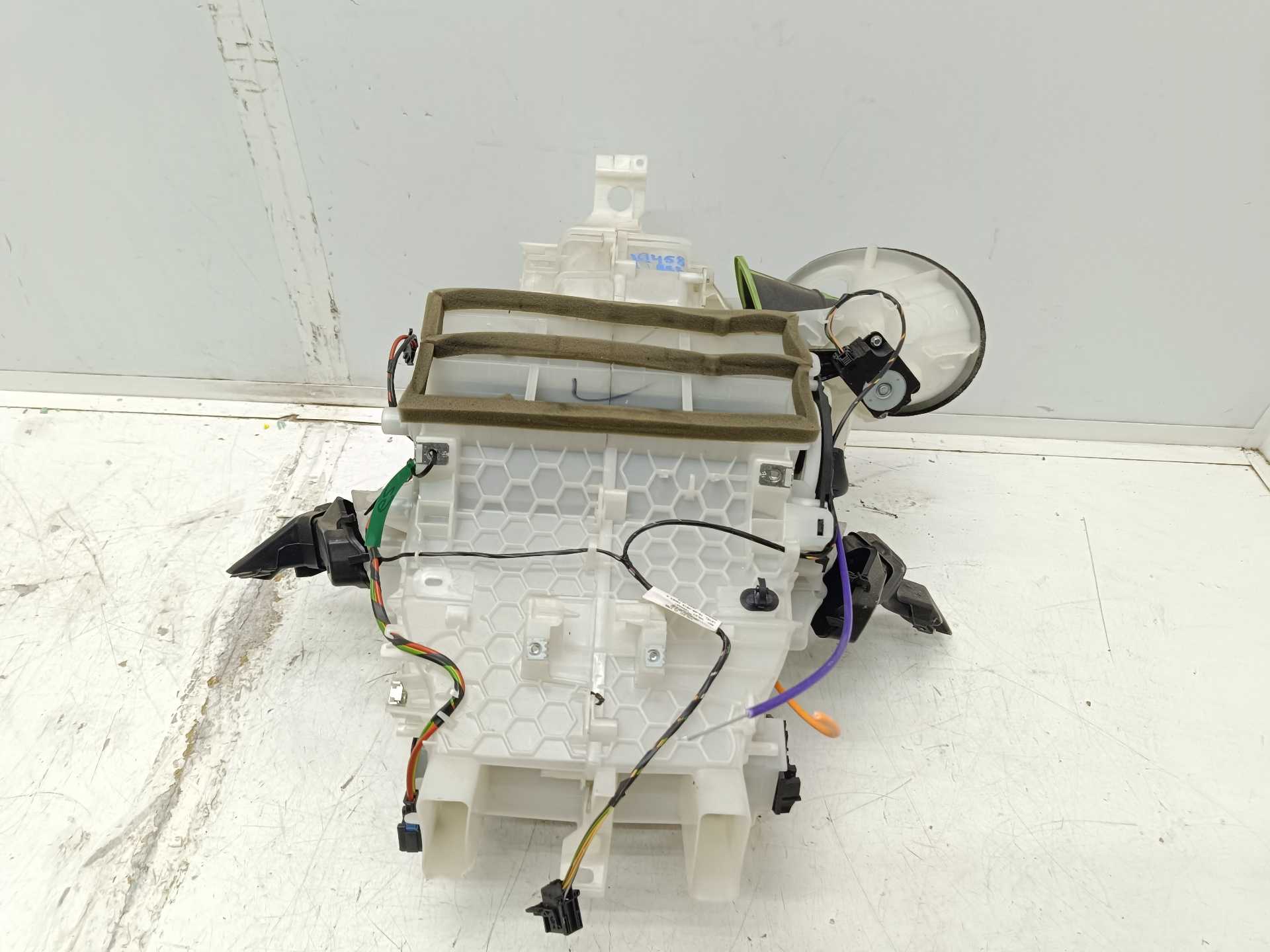 Recambio de caja calefaccion para peugeot 208 style referencia OEM IAM 1743401  