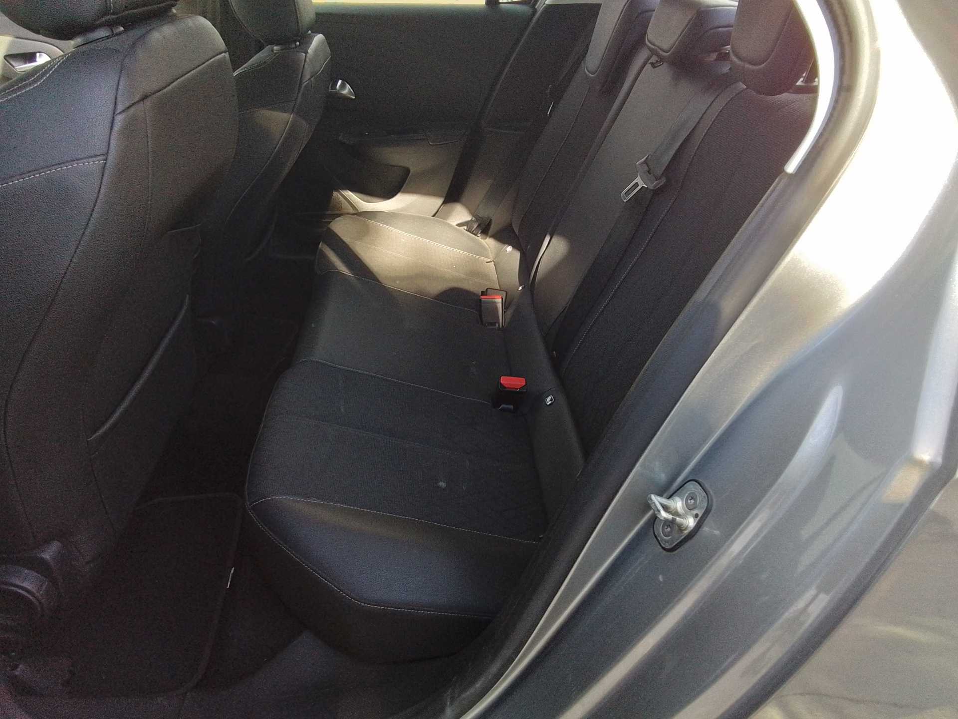 Recambio de asientos traseros para opel corsa f edition referencia OEM IAM   