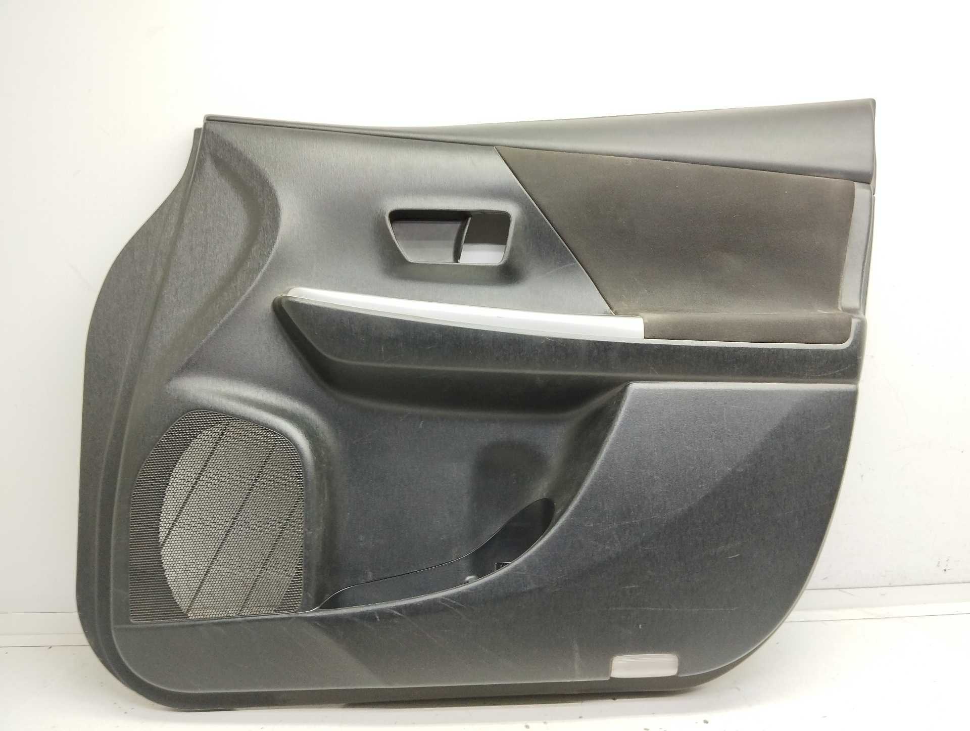 Recambio de guarnecido puerta delantera derecha para toyota prius+ advance referencia OEM IAM 6761047710  