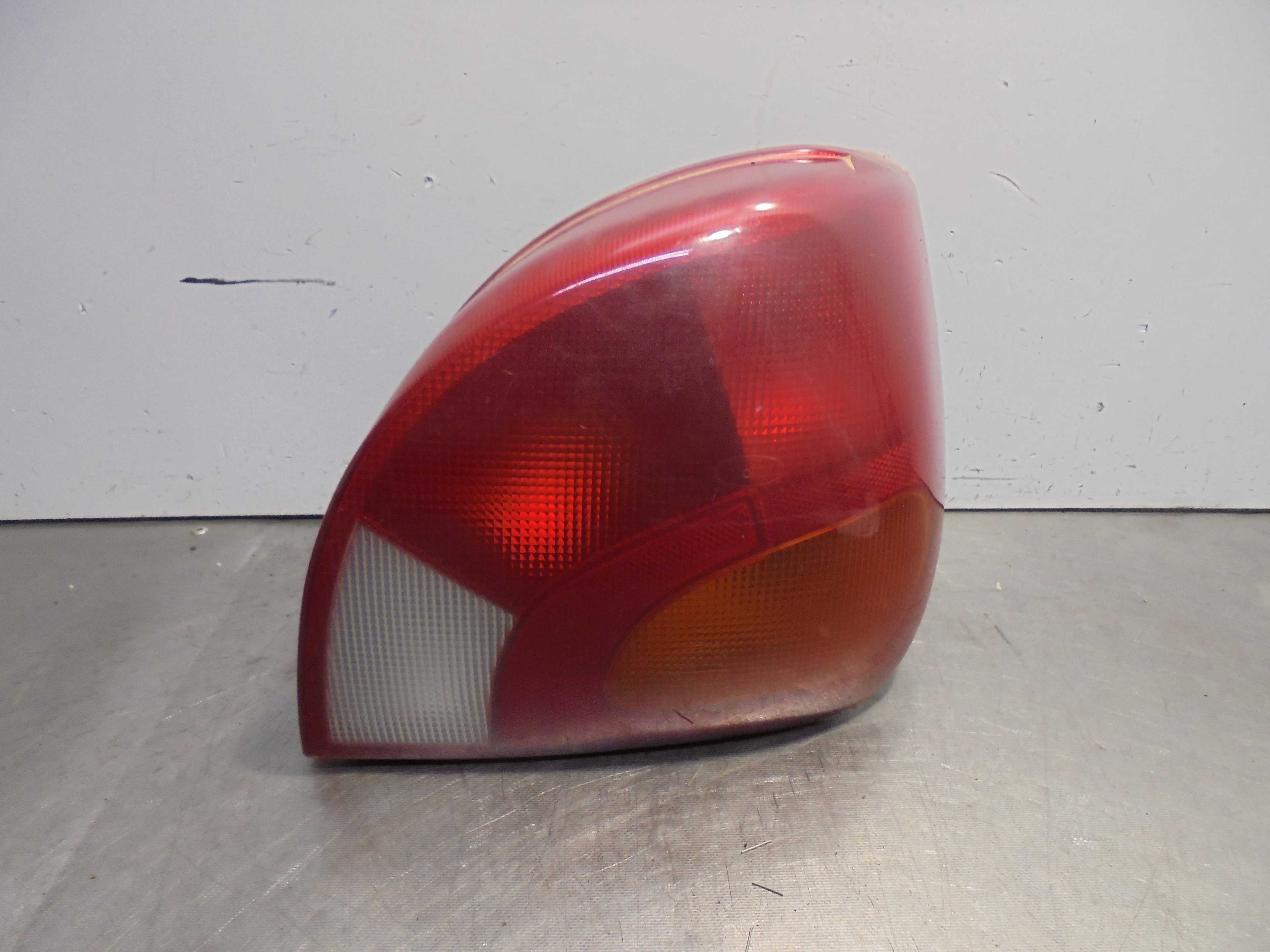 Recambio de piloto trasero derecho para ford fiesta berlina básico referencia OEM IAM 96FG13N004  