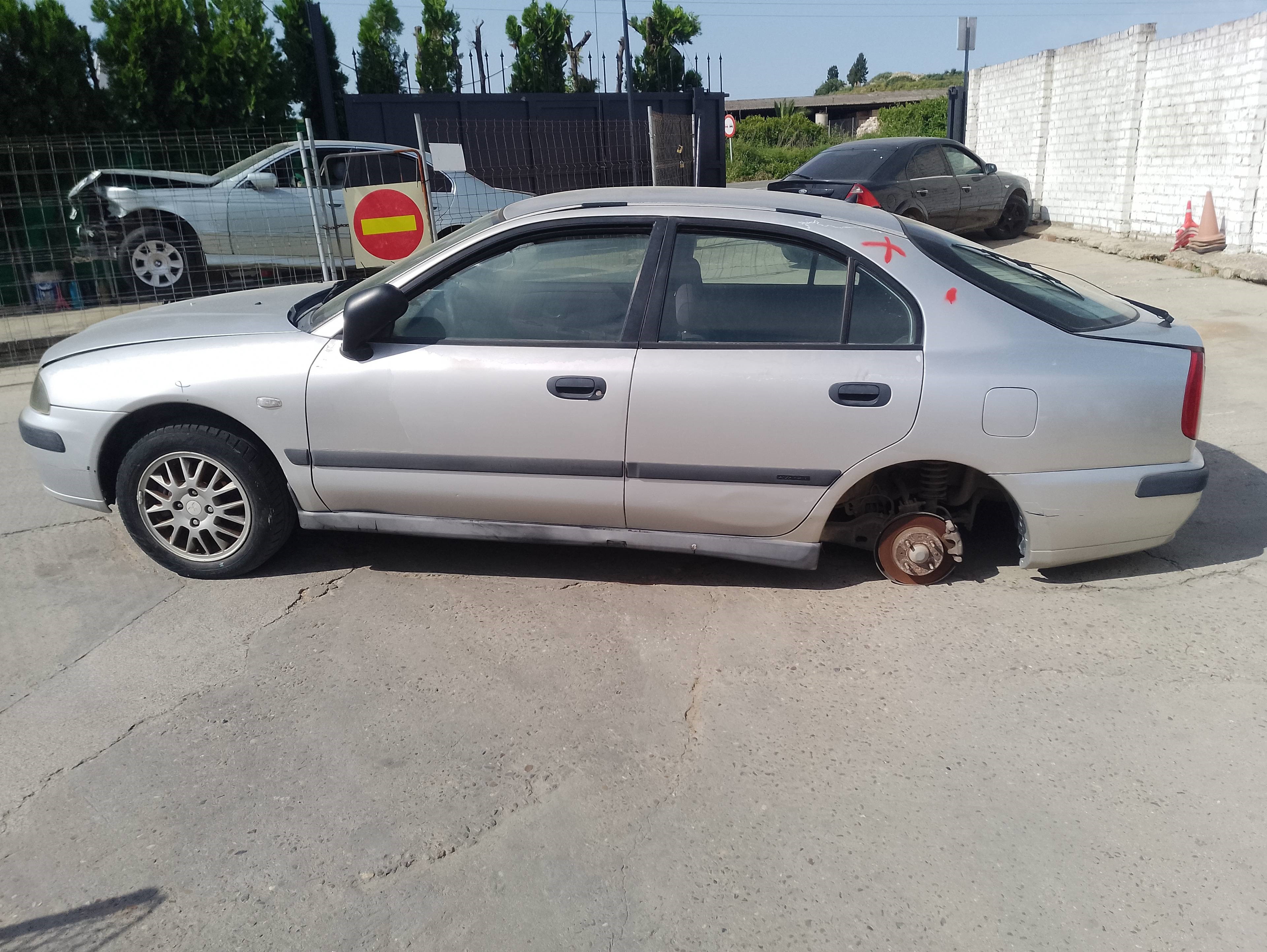 mitsubishi carisma berlina 5 (da0) del año 2002