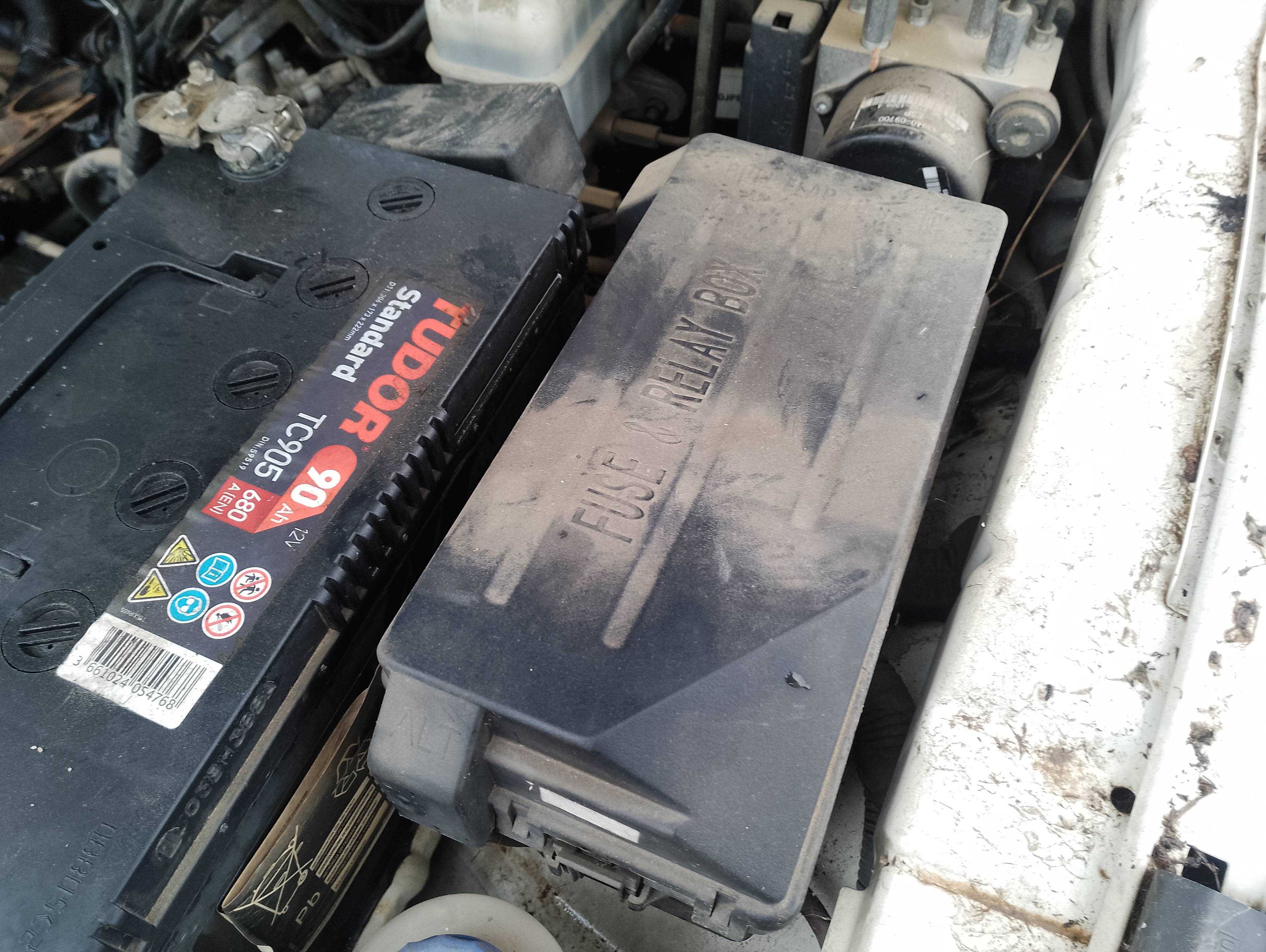 Recambio de caja reles / fusibles para ssangyong actyon 200 xdi referencia OEM IAM   