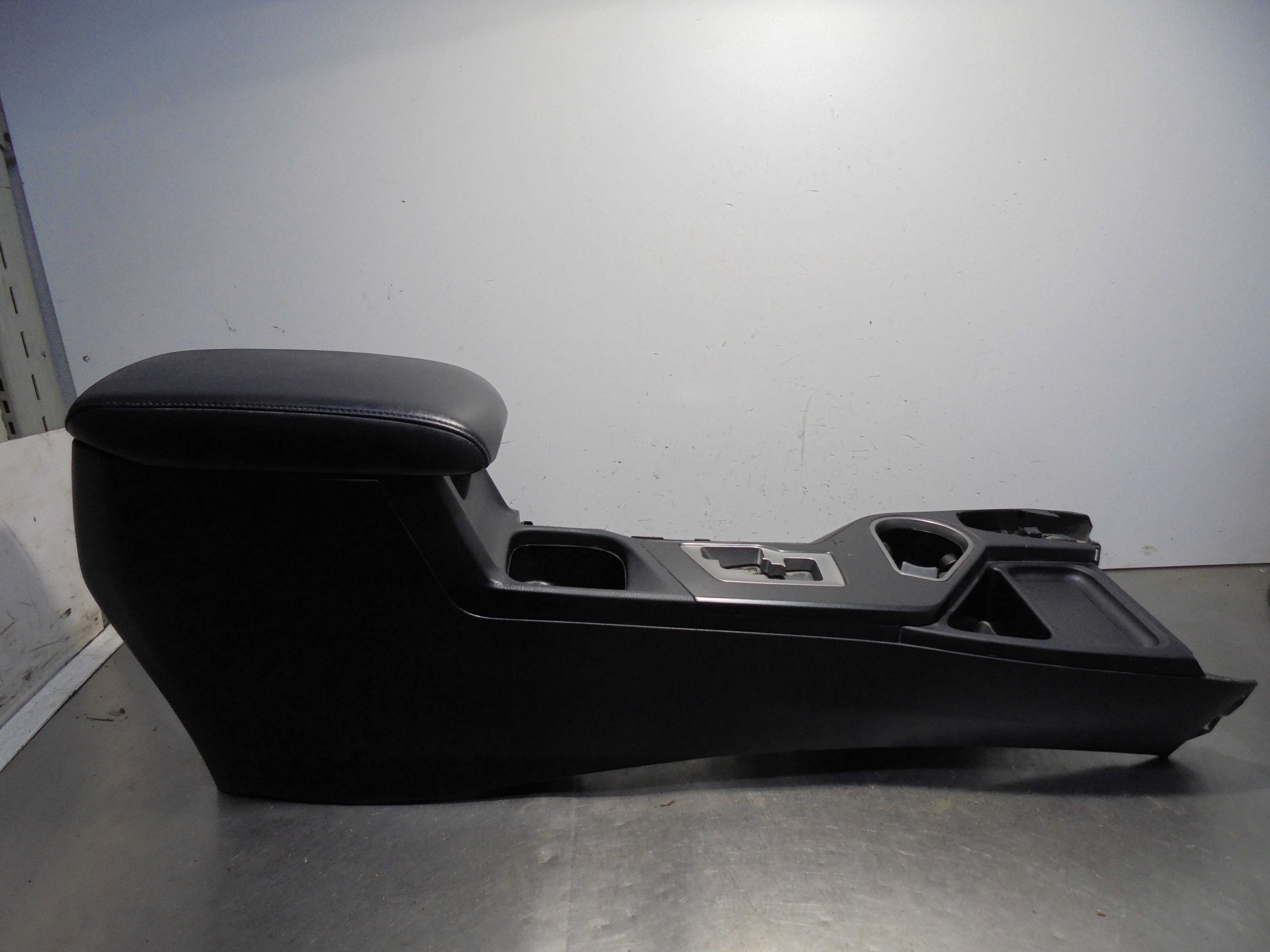 Recambio de consola central para toyota rav 4 advance hybrid referencia OEM IAM 5890142300  