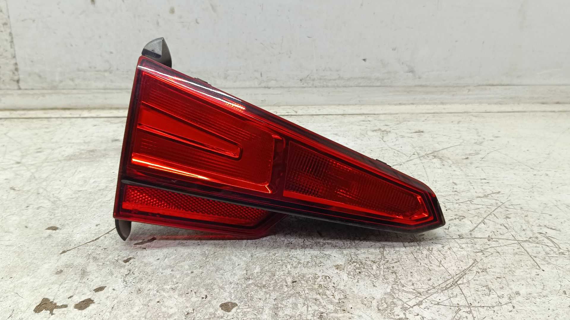 Recambio de piloto porton trasero izquierdo para audi a4 berlina (8w2) básico referencia OEM IAM 8W5945075 2SA01224901 