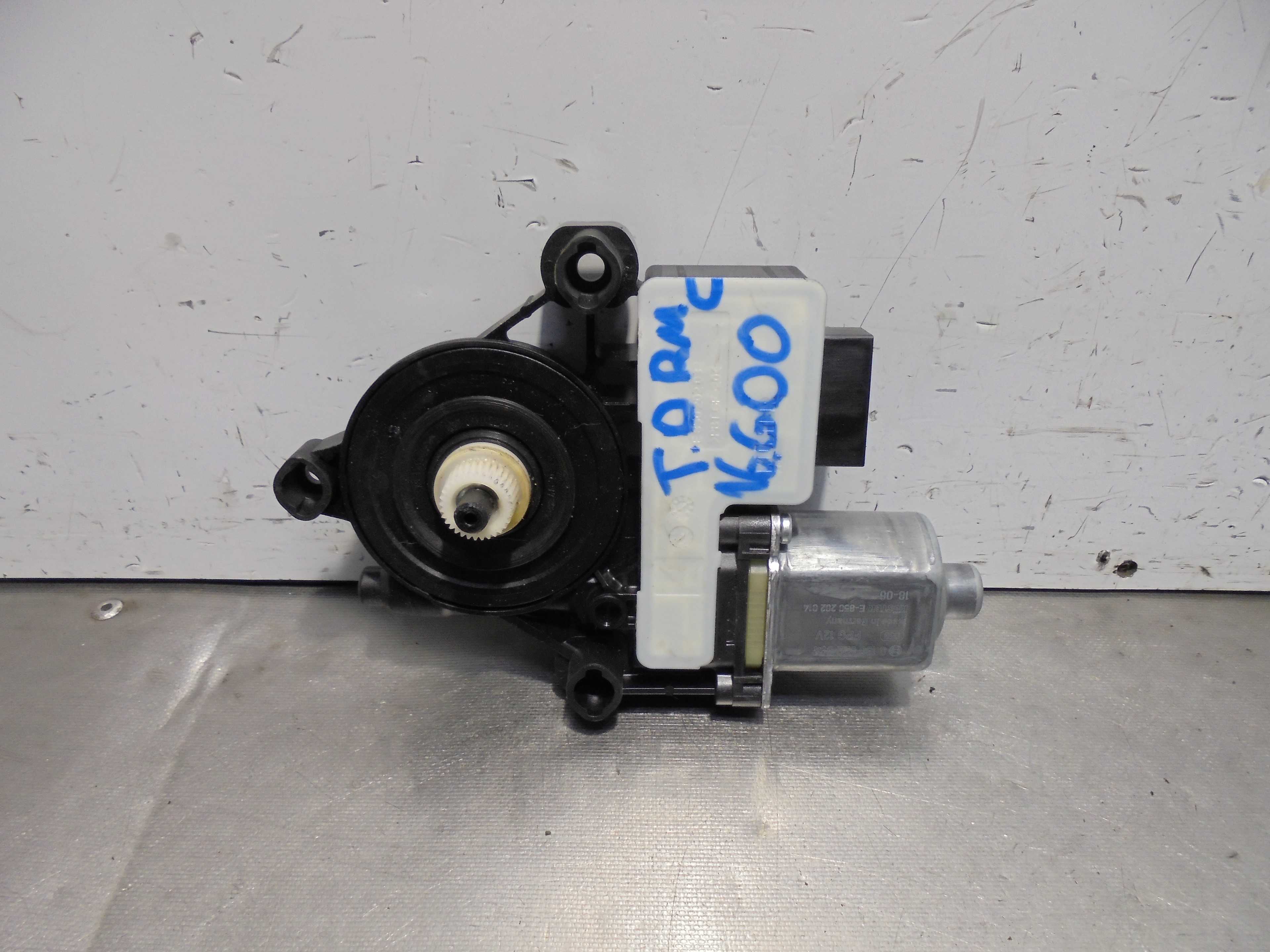Recambio de motor elevalunas trasero derecho para seat arona fr referencia OEM IAM 5Q0959812D BOSCH 