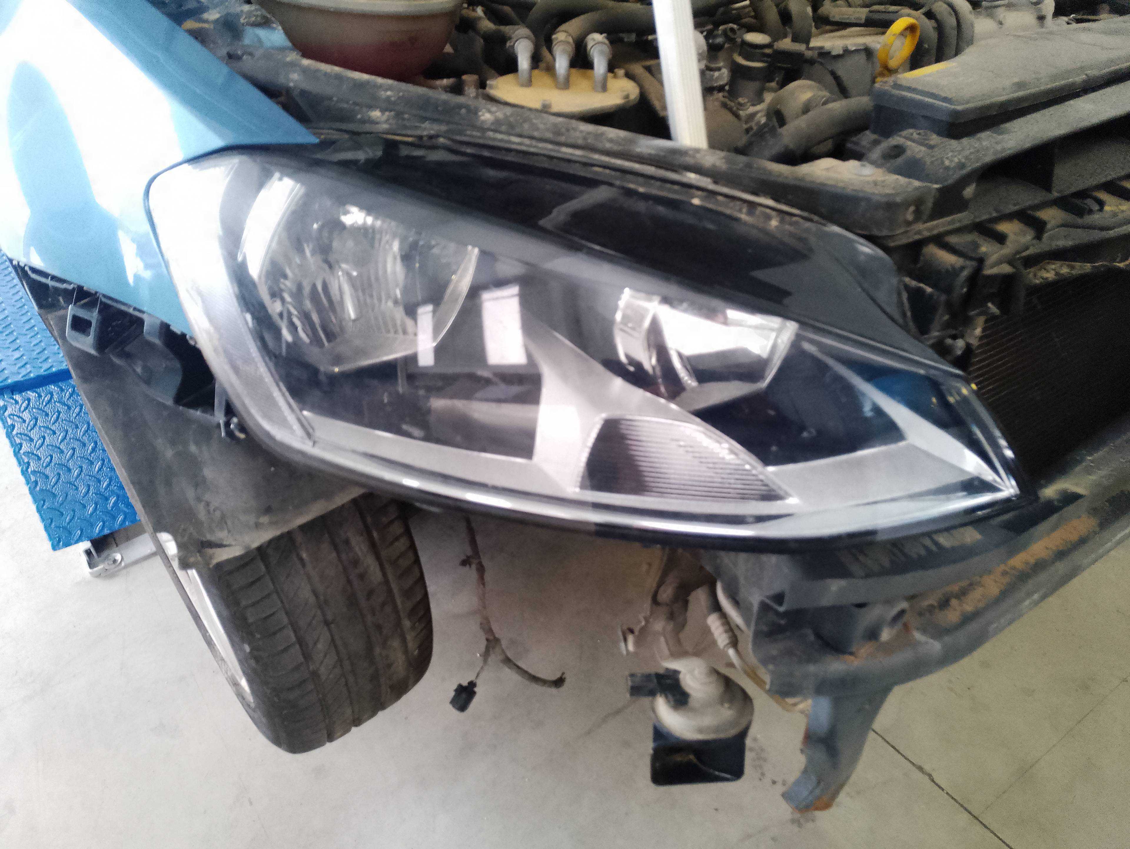 Recambio de faro derecho para volkswagen golf vii lim. (5g1) advance bluemotion referencia OEM IAM   