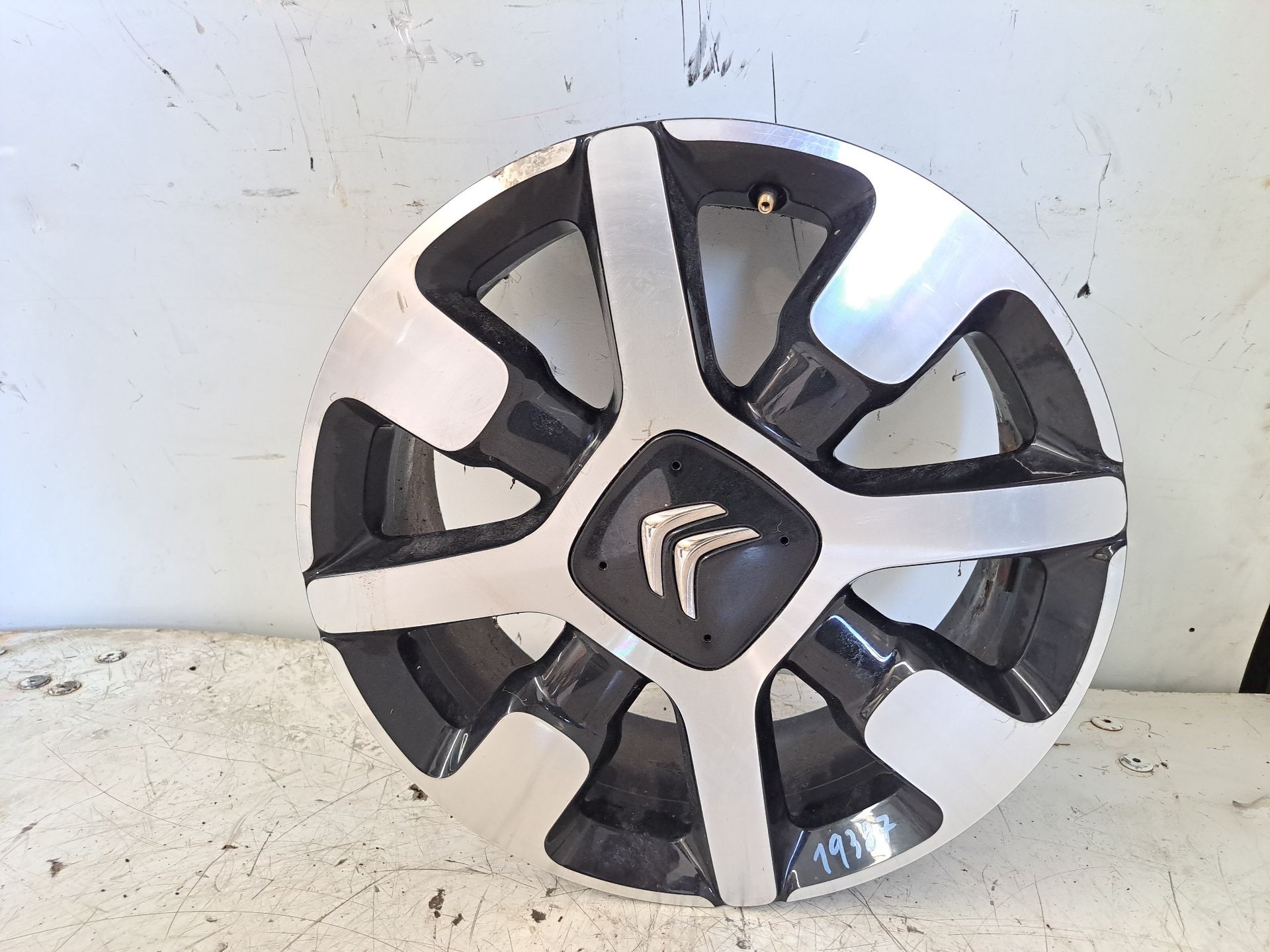 Recambio de llanta para citroën c4 cactus feel referencia OEM IAM r17 9800494077 