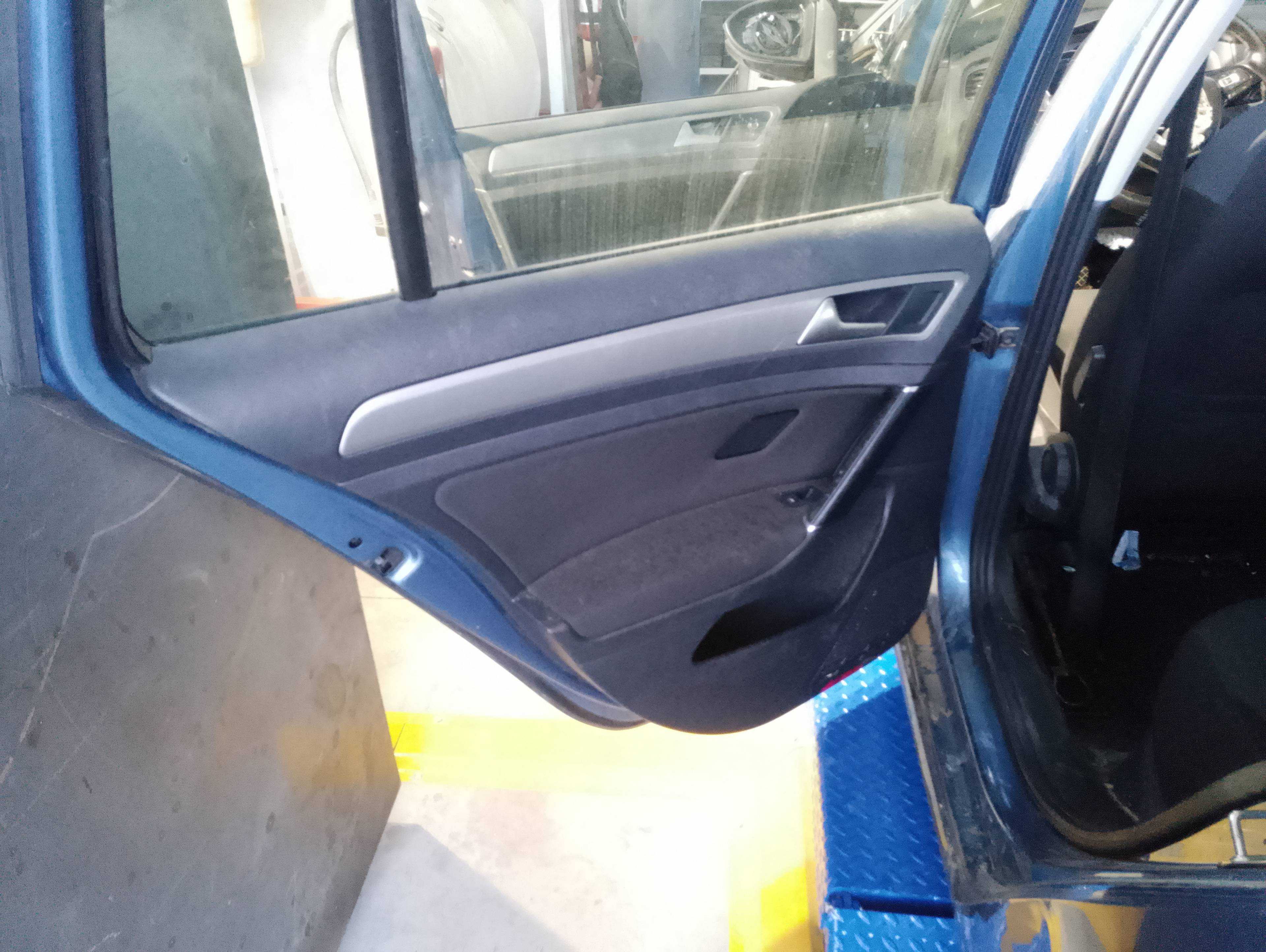 Recambio de guarnecido puerta trasera izquierda para volkswagen golf vii lim. (5g1) advance bluemotion referencia OEM IAM   