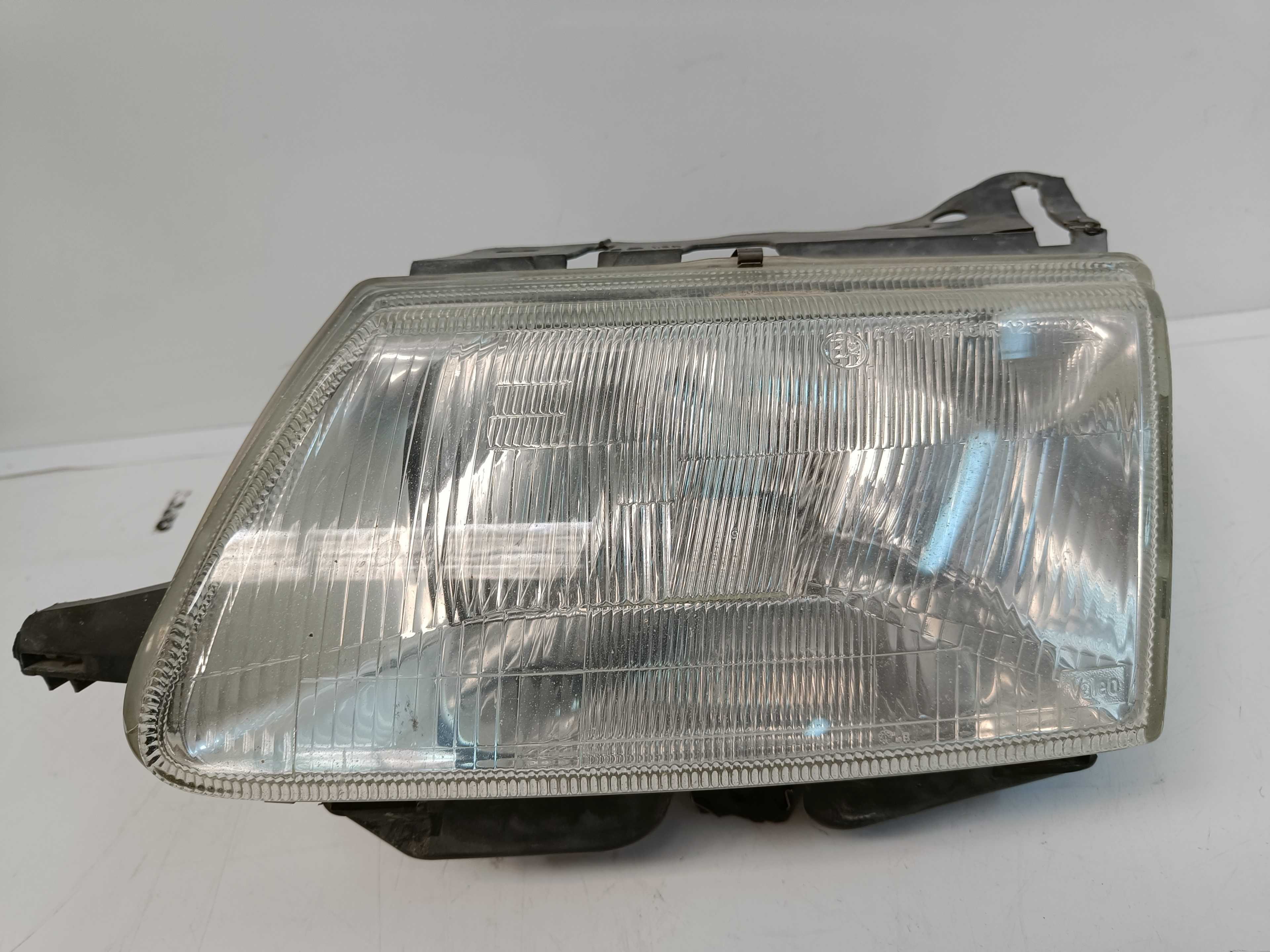 Recambio de faro izquierdo para citroën saxo 1.5 d x referencia OEM IAM   