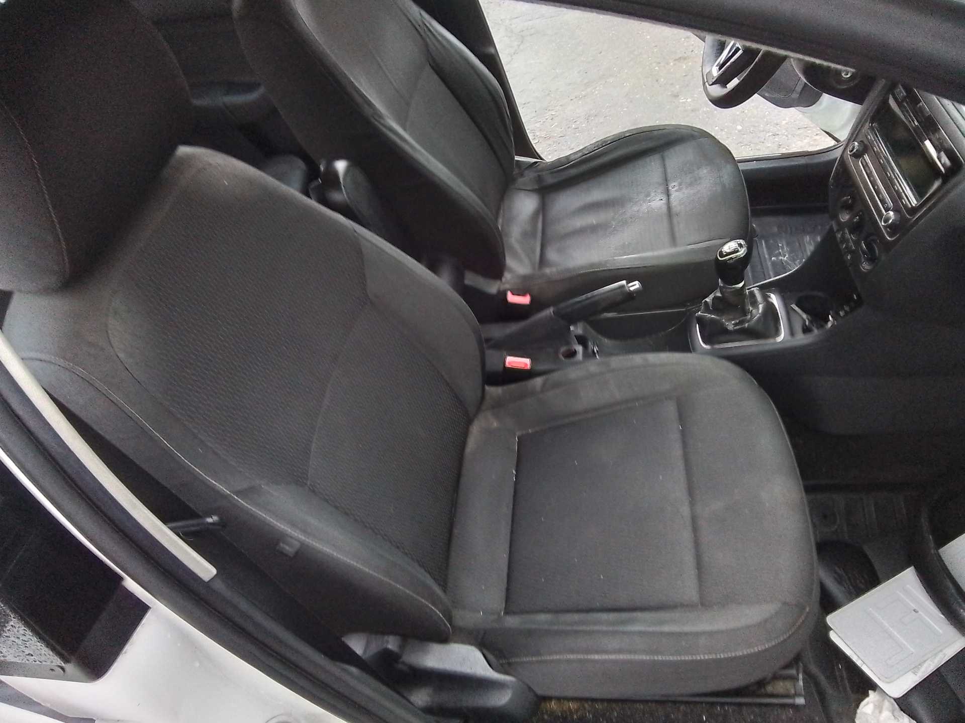 Recambio de asiento delantero derecho para skoda rapid 1.6 tdi dpf referencia OEM IAM   