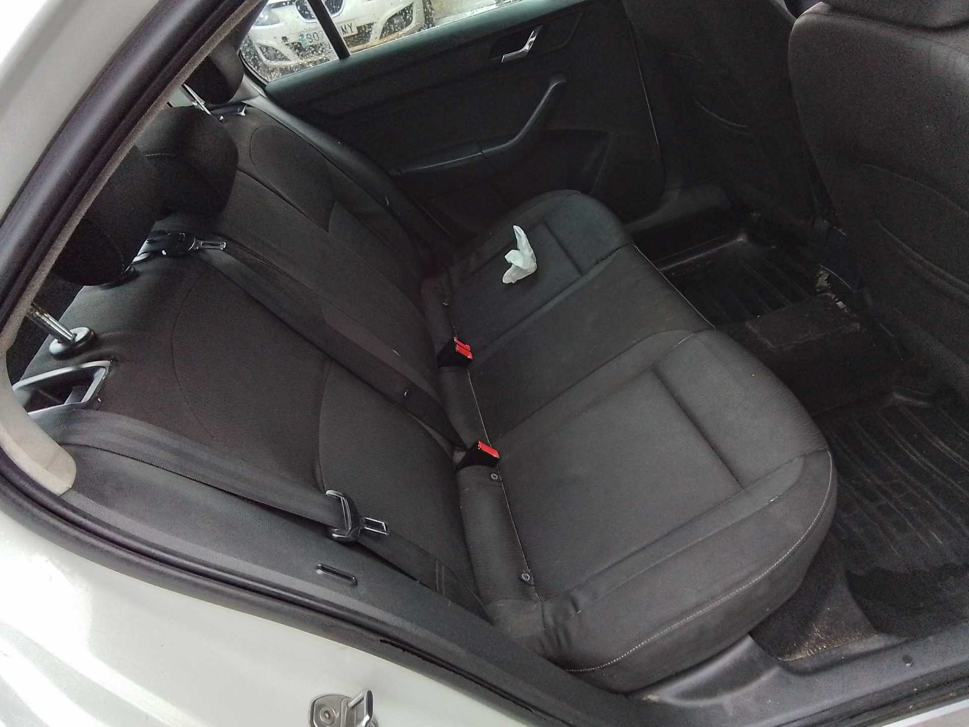 Recambio de asientos traseros para skoda rapid 1.6 tdi dpf referencia OEM IAM   