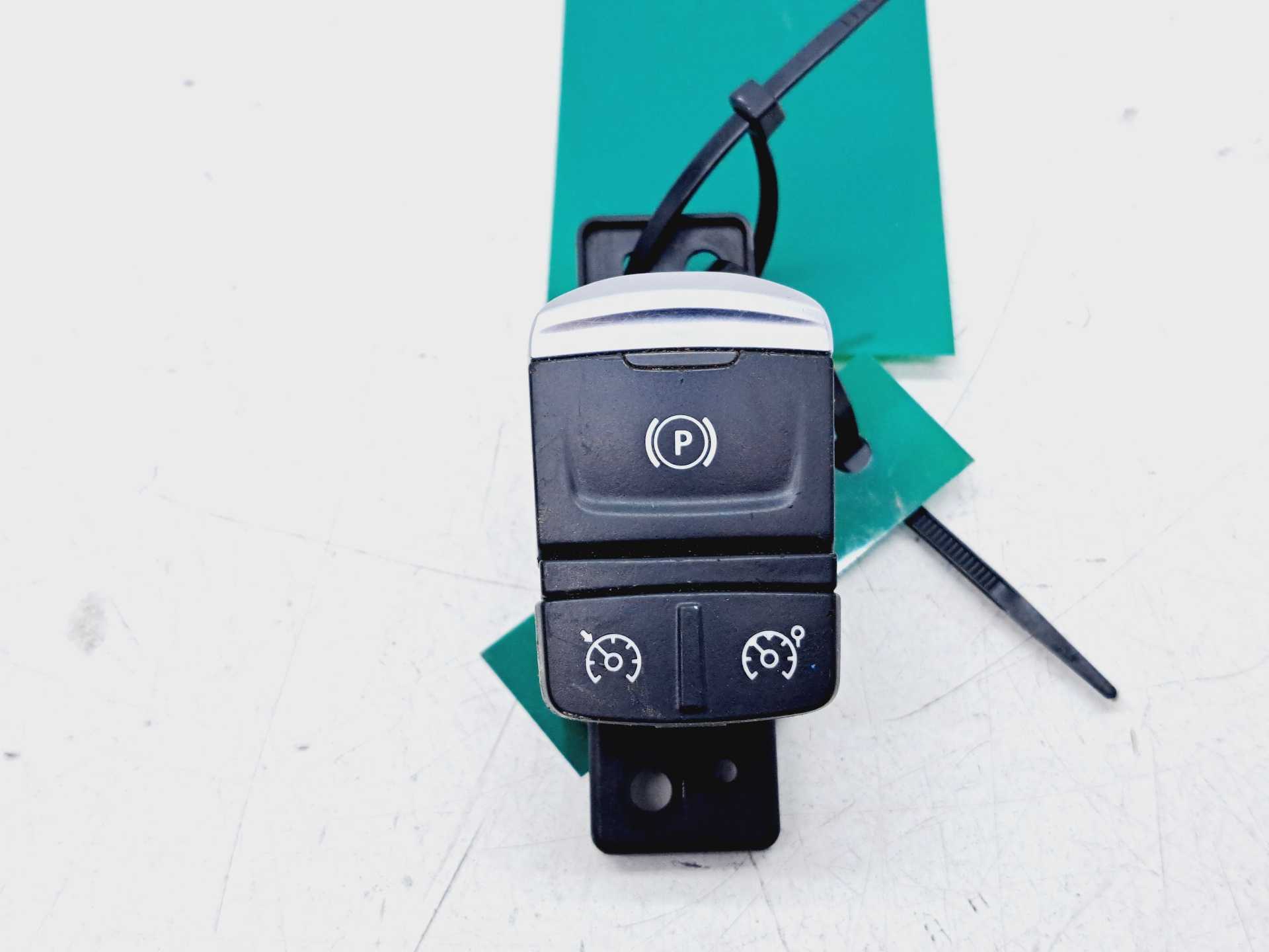 Recambio de pulsador freno de mano electrico para renault kadjar bose edition referencia OEM IAM 363214222R  