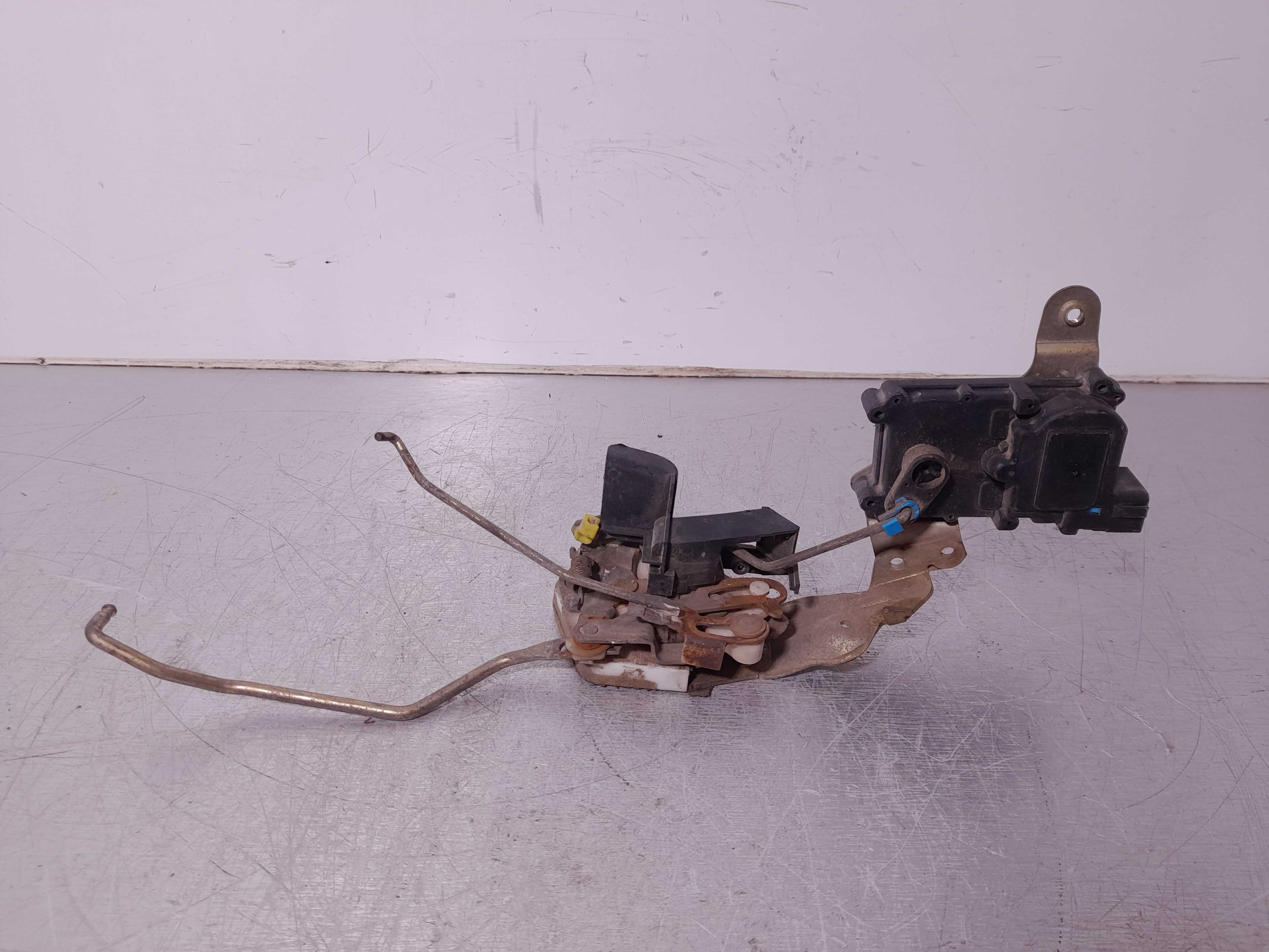 Recambio de cerradura puerta delantera derecha para hyundai accent (x3) 1.3 gls automático referencia OEM IAM   