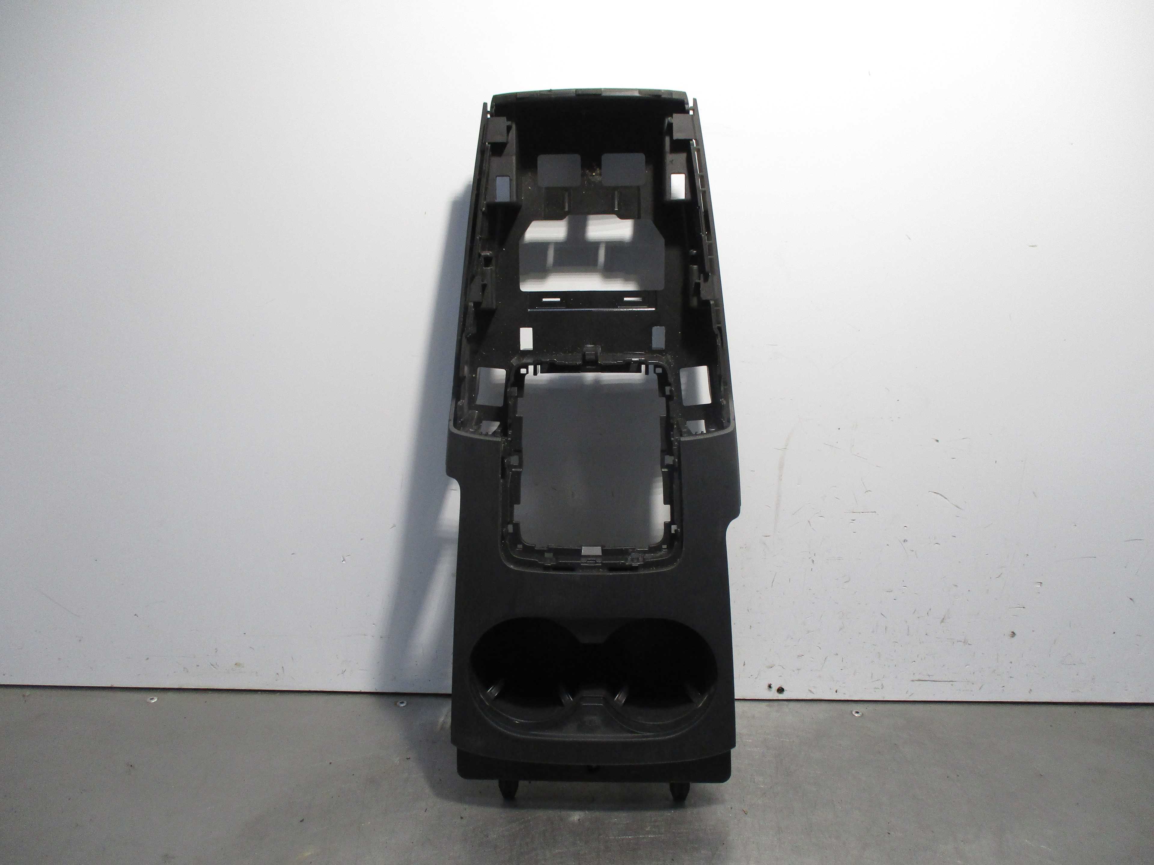 Recambio de consola central para audi a3 sedán (8vm) 30 tdi básico referencia OEM IAM 8V1864261G  