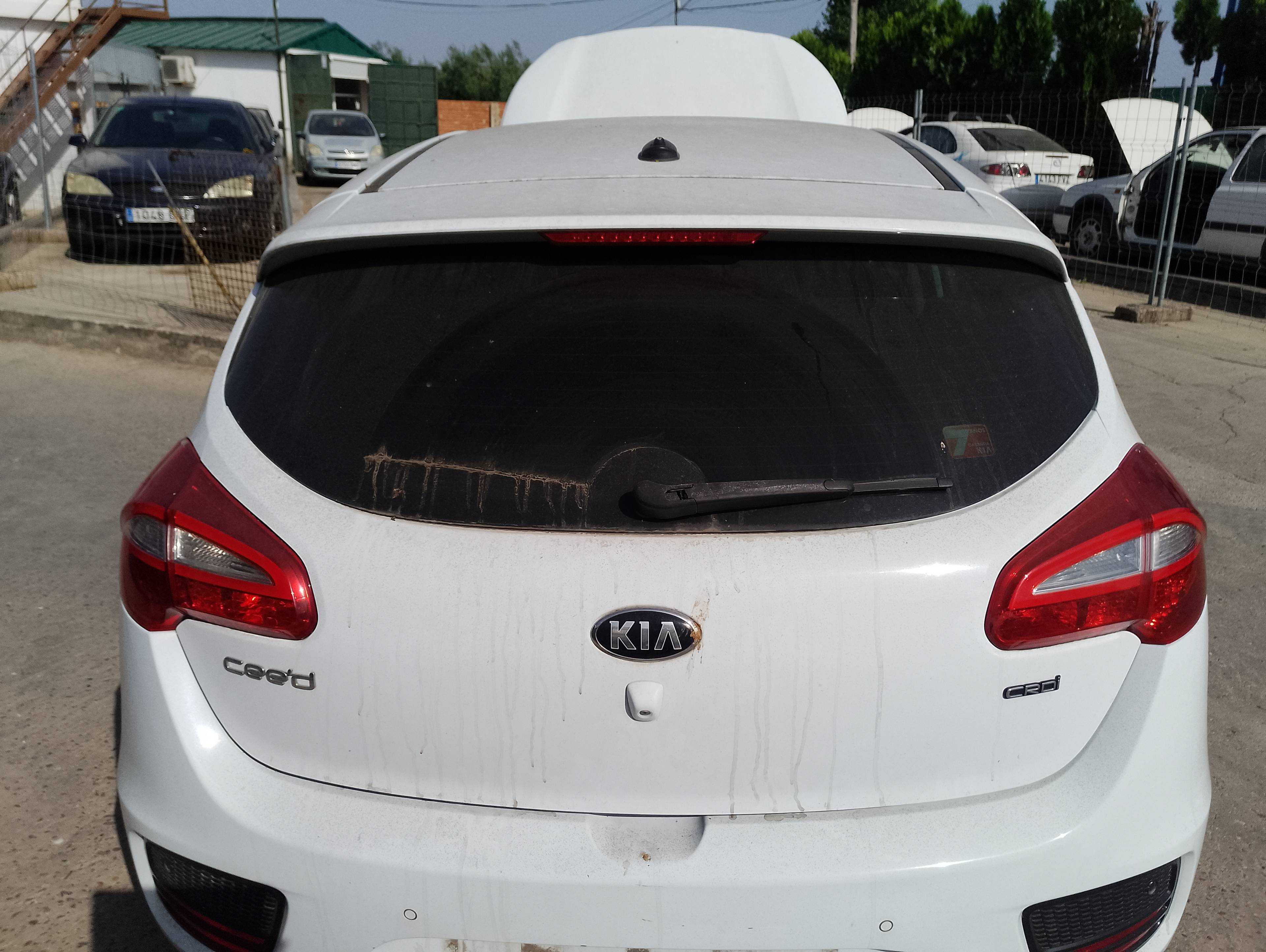 Recambio de porton trasero para kia cee´d business referencia OEM IAM 73700A2000  