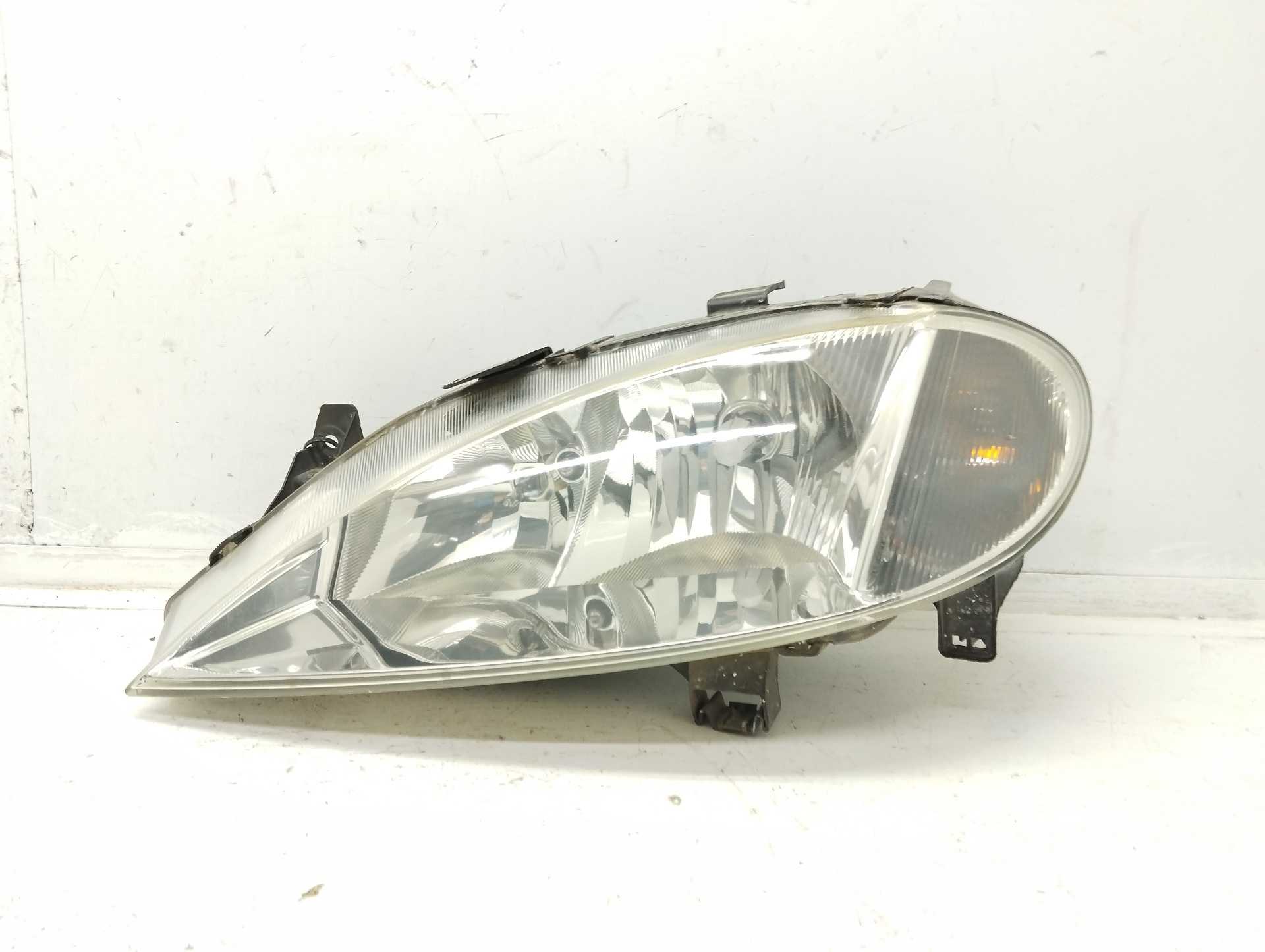 Recambio de faro izquierdo para renault megane i berlina hatchback (ba0) 1.6e europa referencia OEM IAM  260609556R 