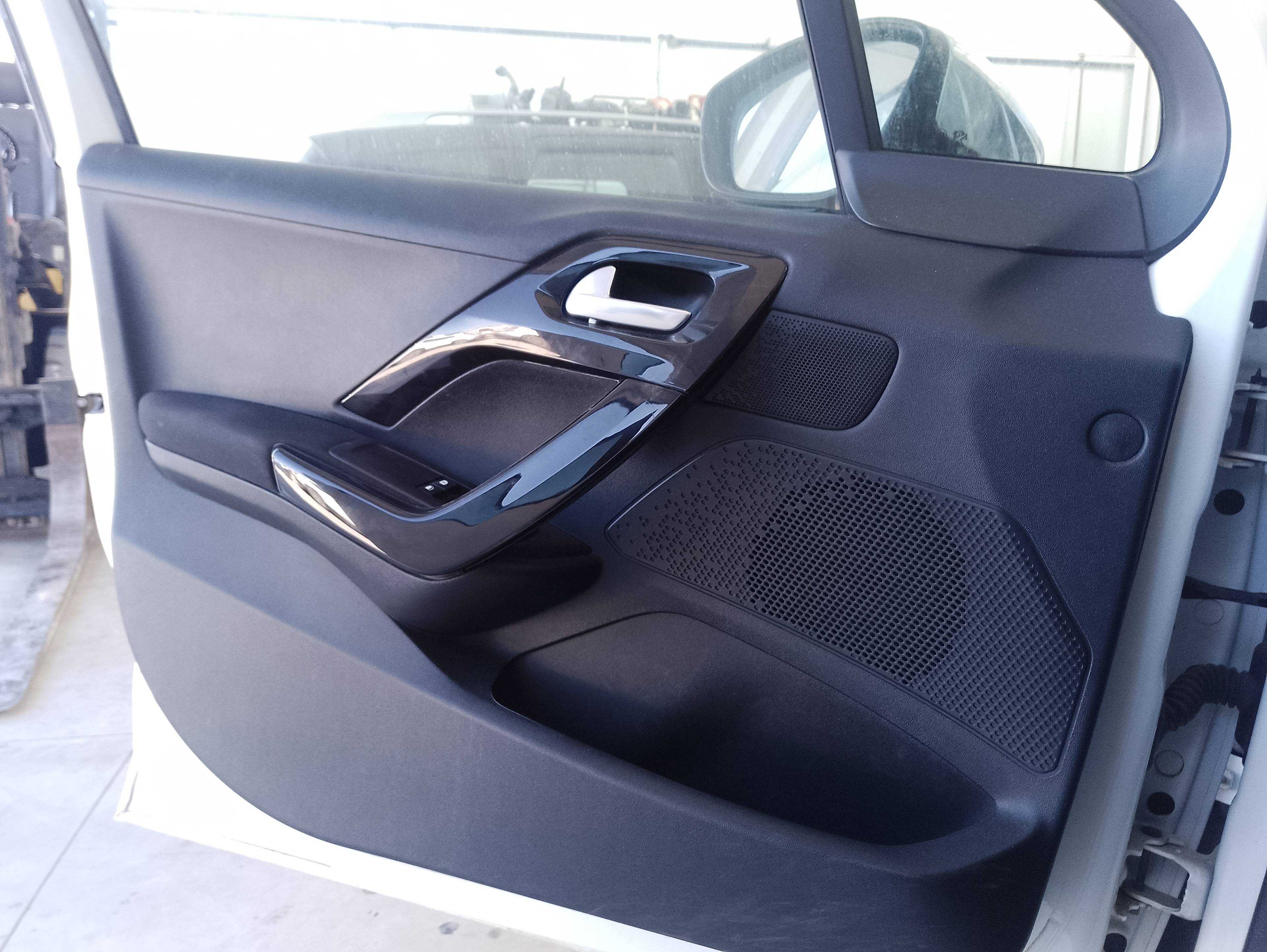 Recambio de guarnecido puerta delantera izquierda para peugeot 208 active referencia OEM IAM   