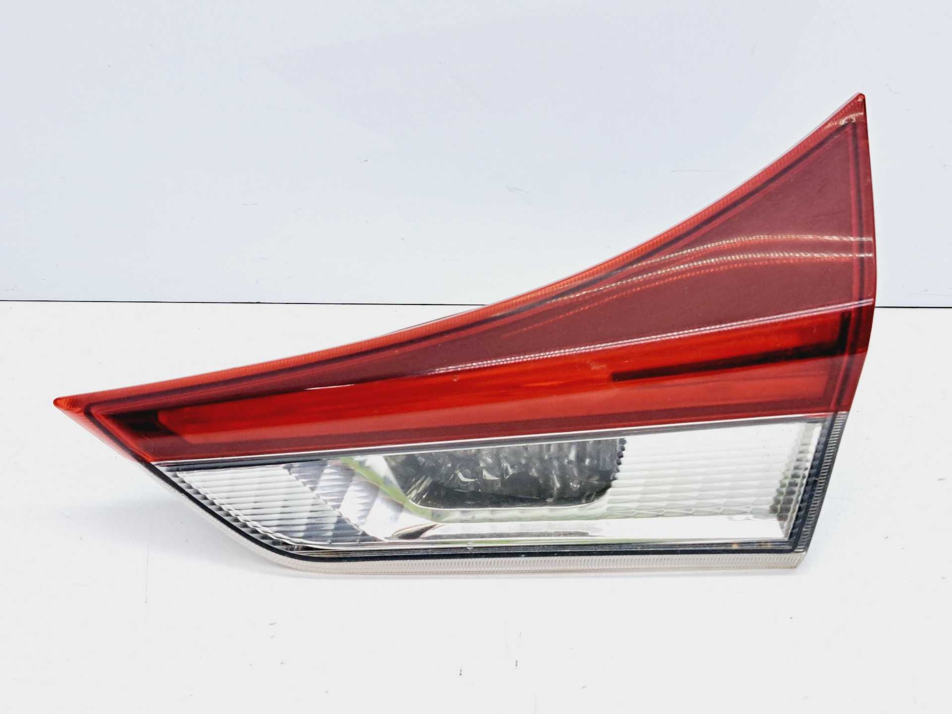 Recambio de piloto porton trasero derecho para toyota auris 1.8 16v (híbrido) referencia OEM IAM 8158102830  