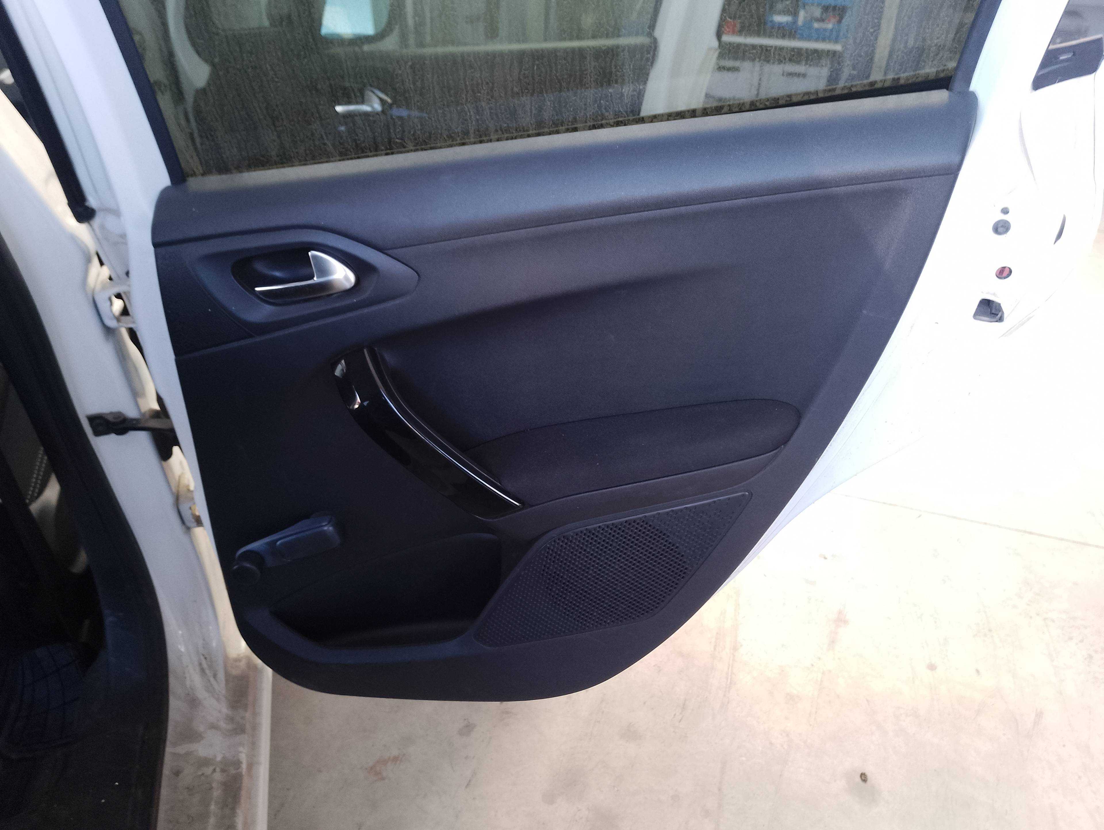 Recambio de guarnecido puerta trasera derecha para peugeot 208 active referencia OEM IAM   