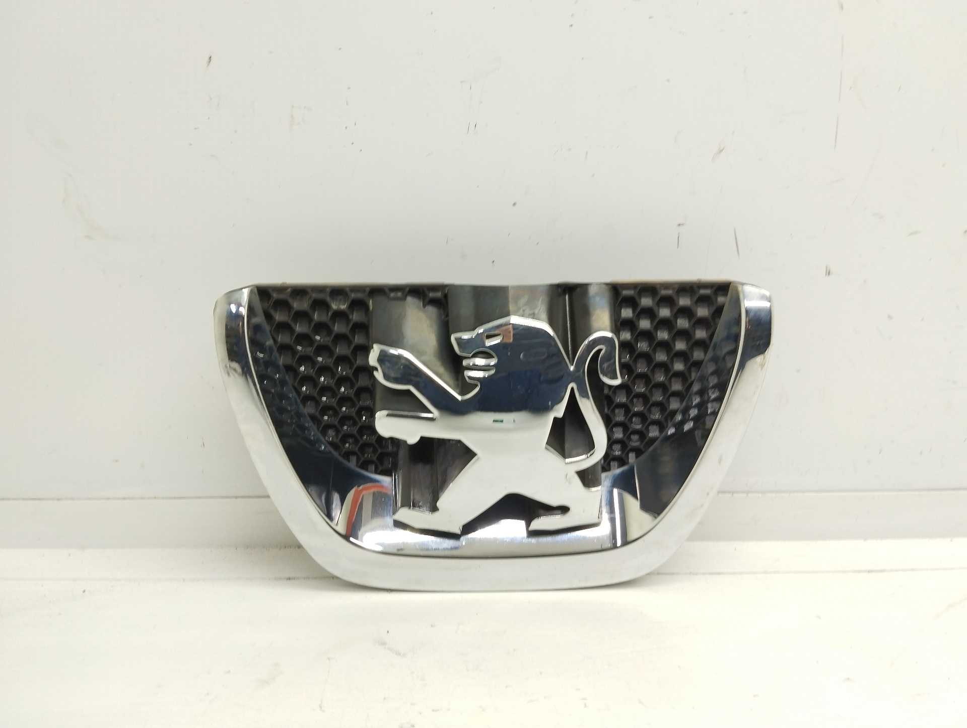 Recambio de emblema para peugeot 206+ básico referencia OEM IAM 96864156  