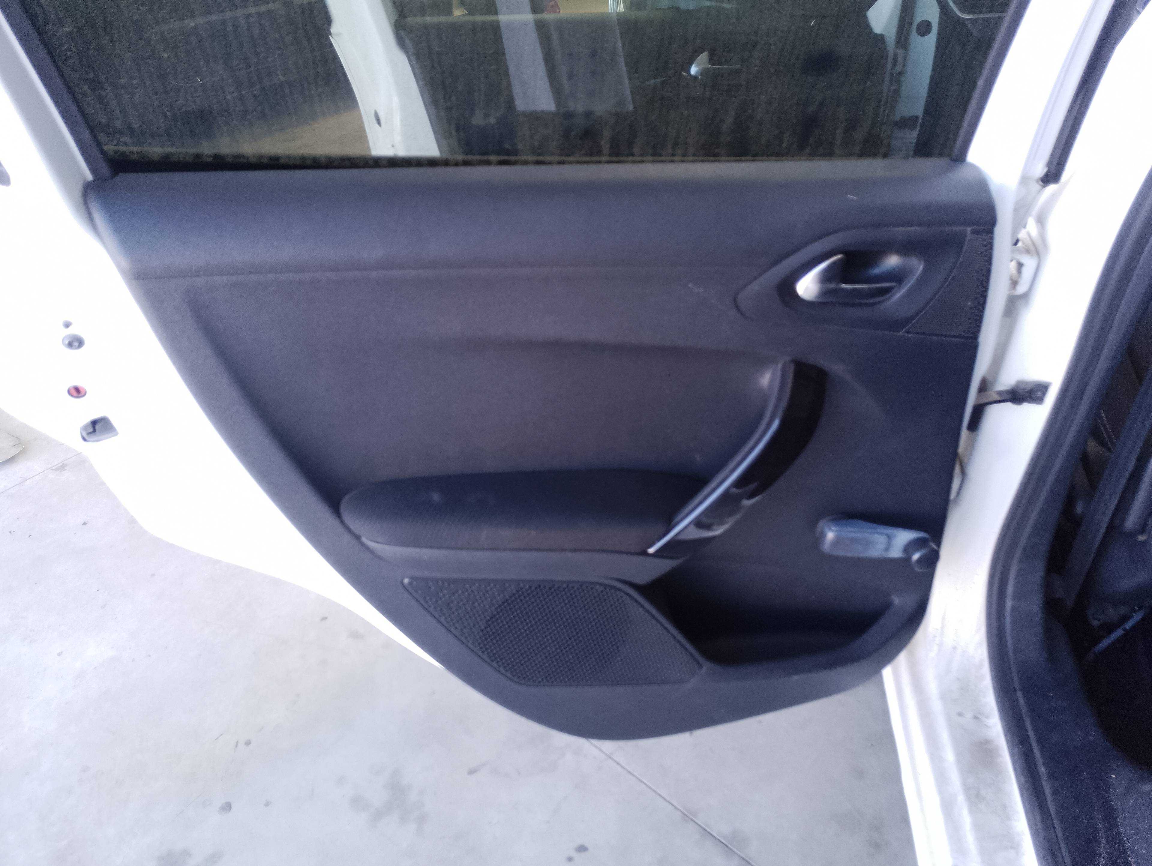 Recambio de guarnecido puerta trasera izquierda para peugeot 208 active referencia OEM IAM   