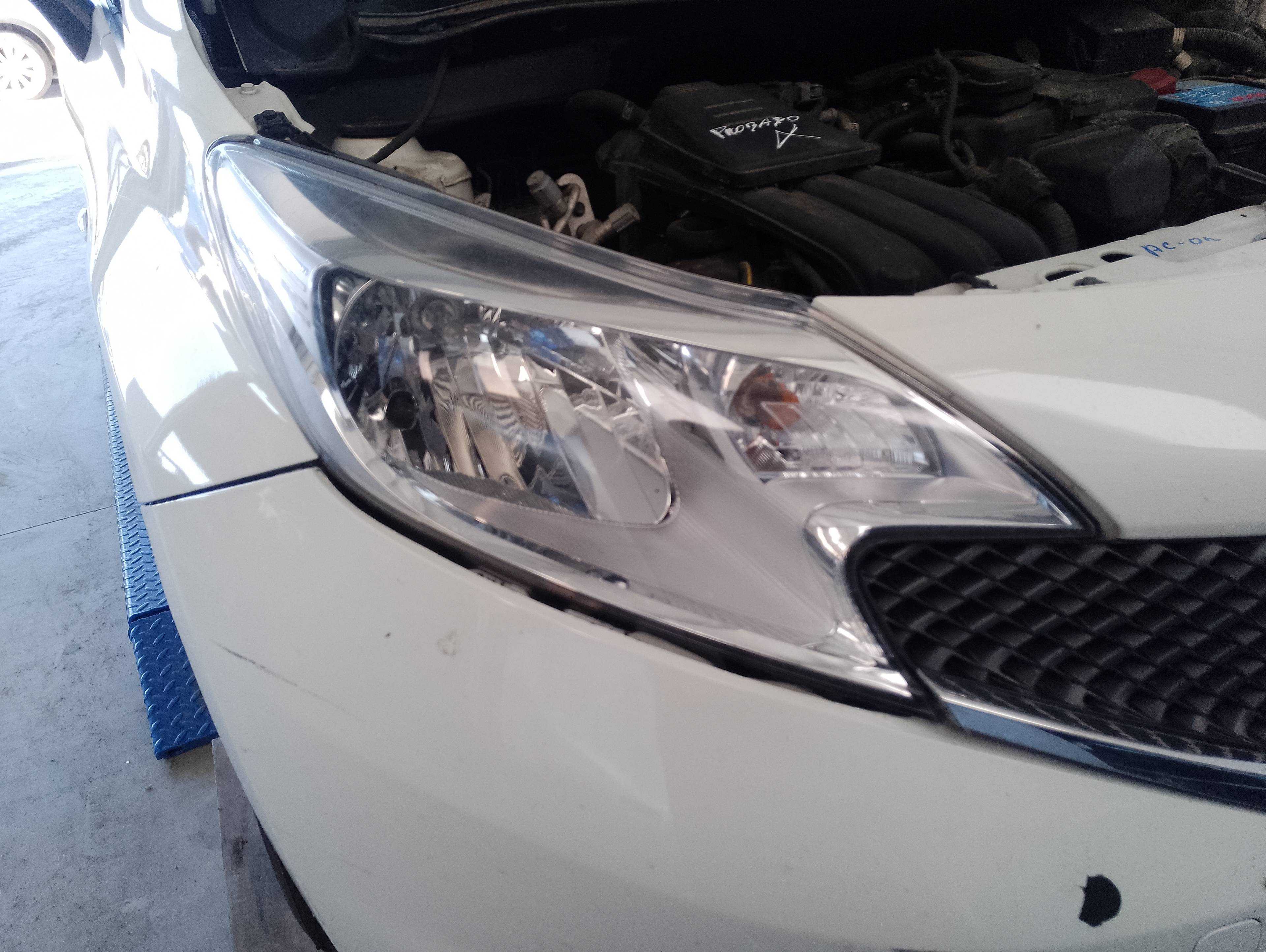 Recambio de faro derecho para nissan note acenta referencia OEM IAM   