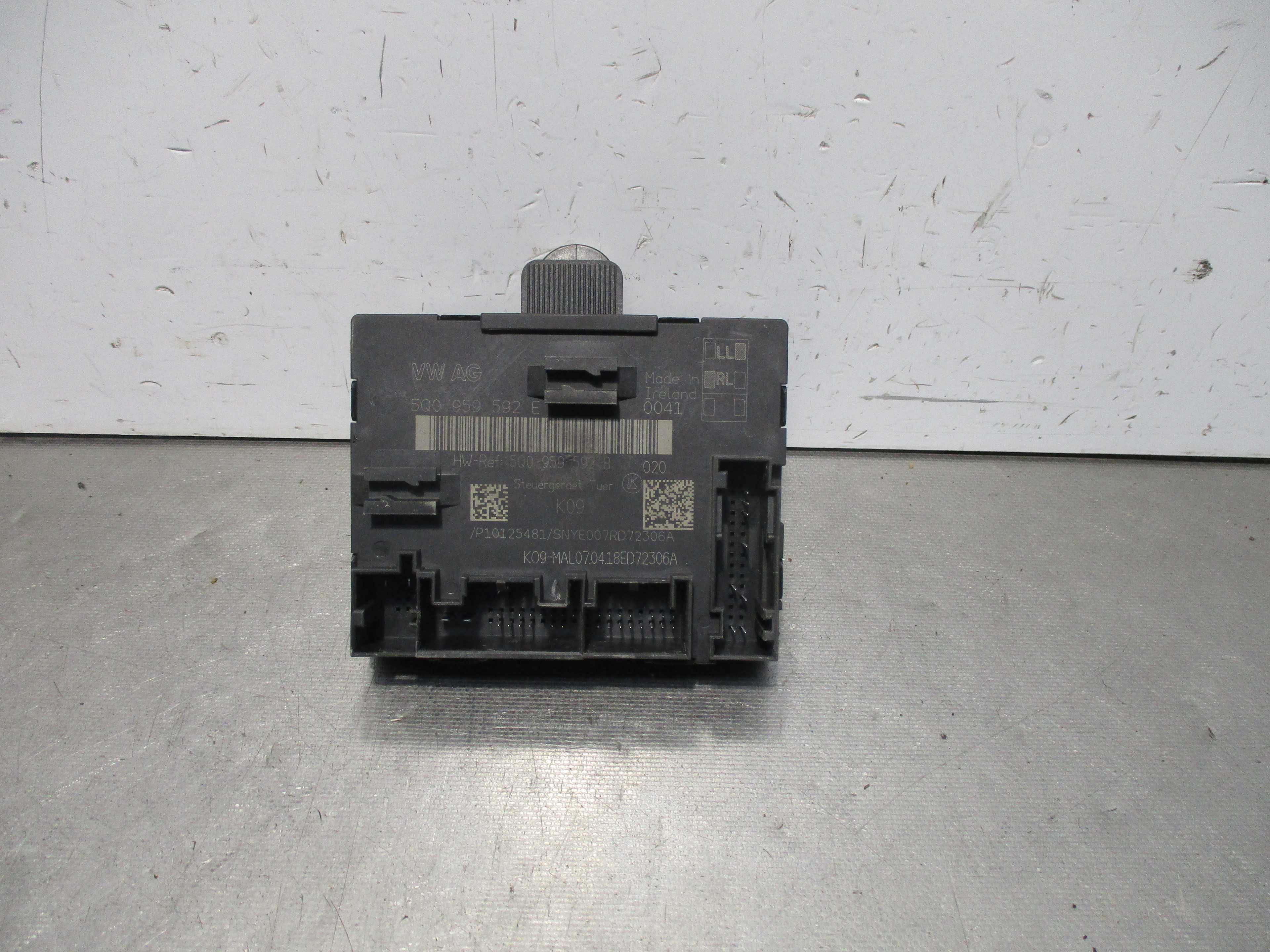 Recambio de centralita control de puerta para audi a3 sedán (8vm) 30 tdi básico referencia OEM IAM 5Q0959592E  